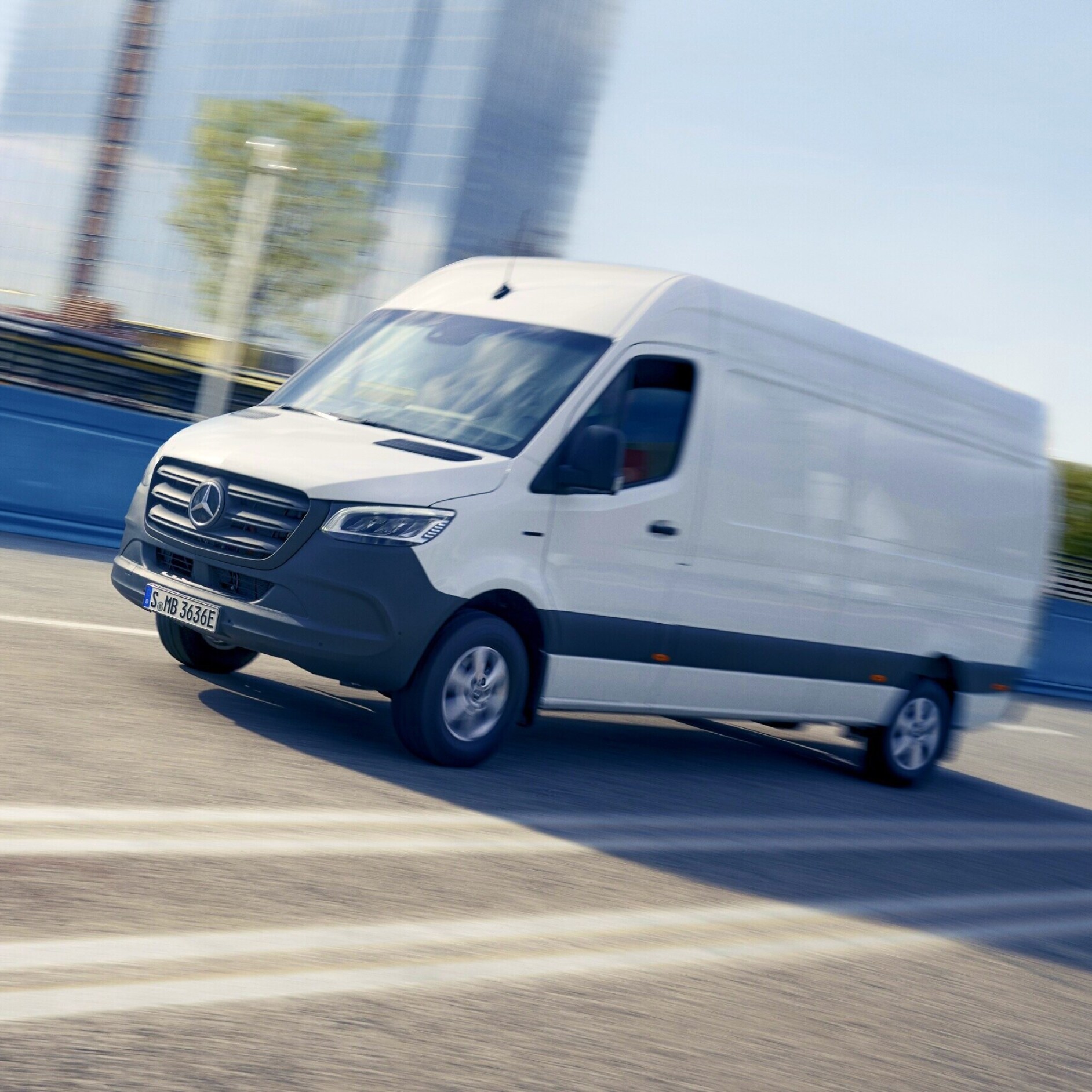 Mercedes-Benz eSprinter Furgone in un centro urbano.