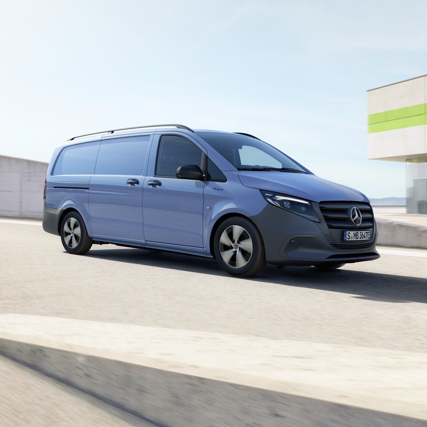 Der Mercedes-Benz eVito Kastenwagen auf dem obersten Stockwerk eines Parkhauses.