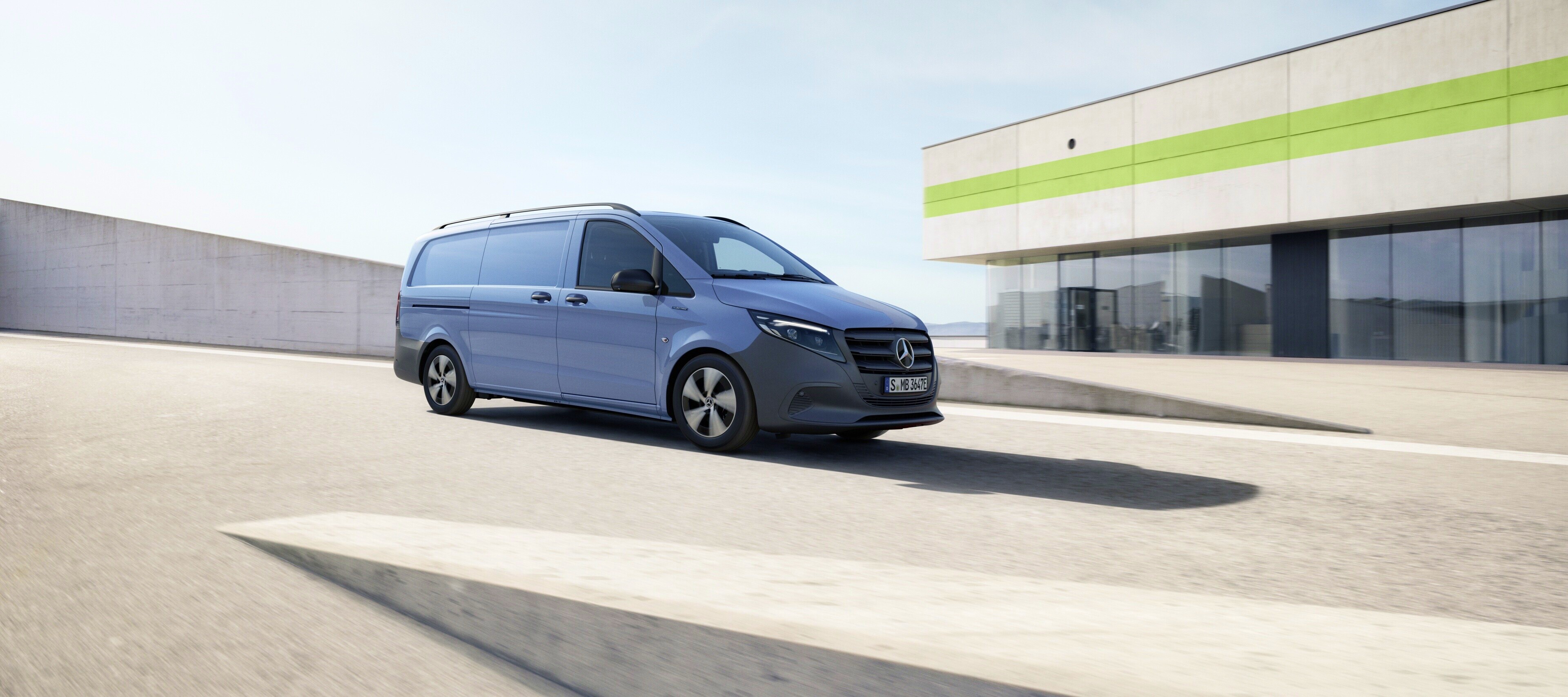 Fahrzeugvergleich | eVito Kastenwagen | Mercedes-Benz Der Mercedes-Benz eVito Kastenwagen auf dem obersten Stockwerk eines Parkhauses.