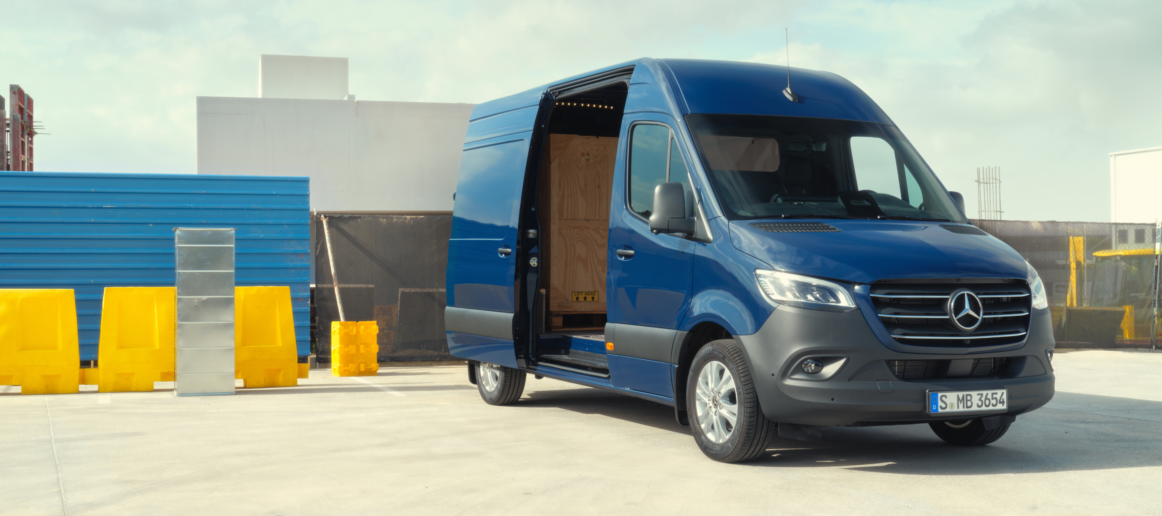 Veicoli a confronto | Sprinter Furgone | Mercedes-Benz Mercedes-Benz Sprinter Furgone di fronte a materiali da costruzione.