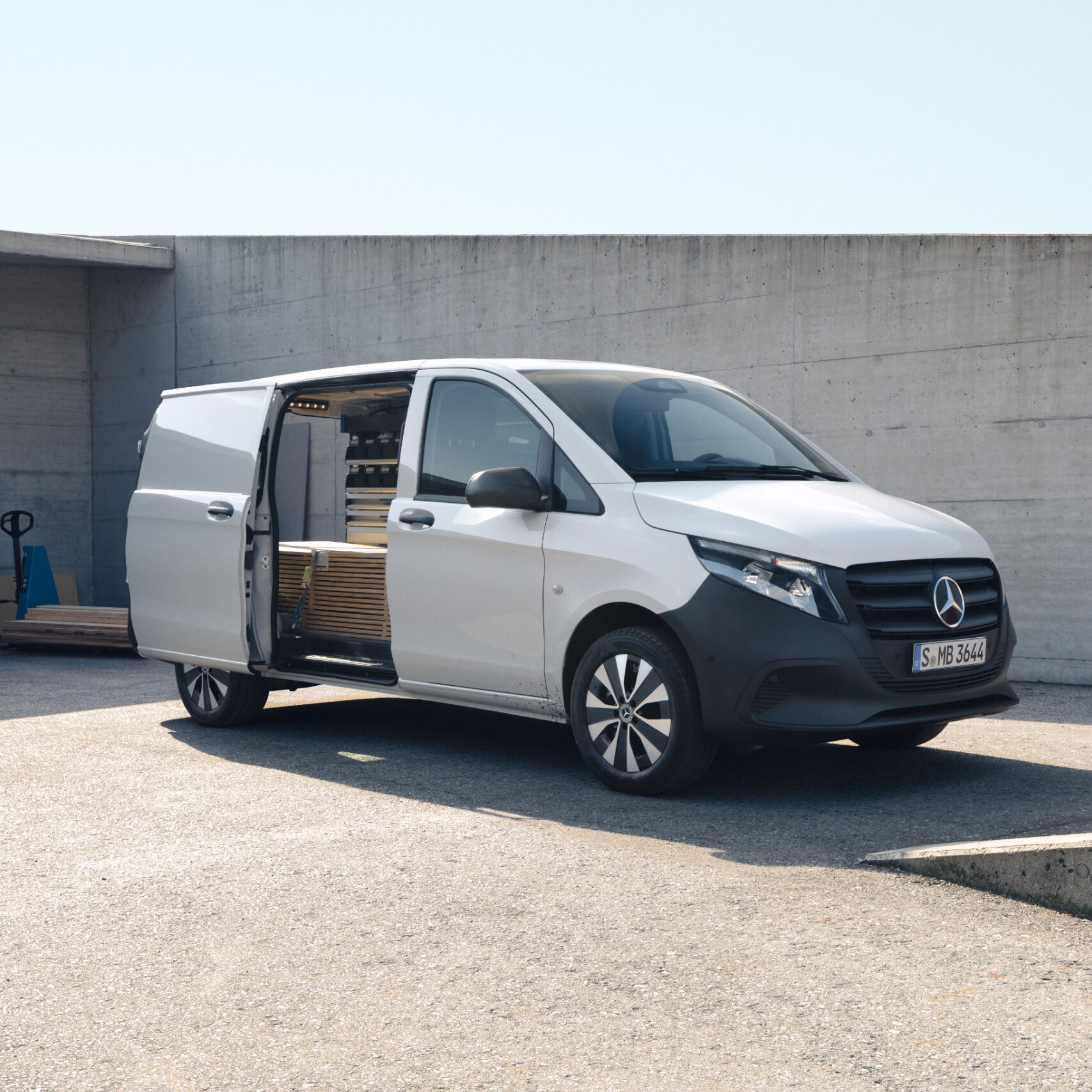 Der Mercedes-Benz Vito Kastenwagen auf einer Baustelle.