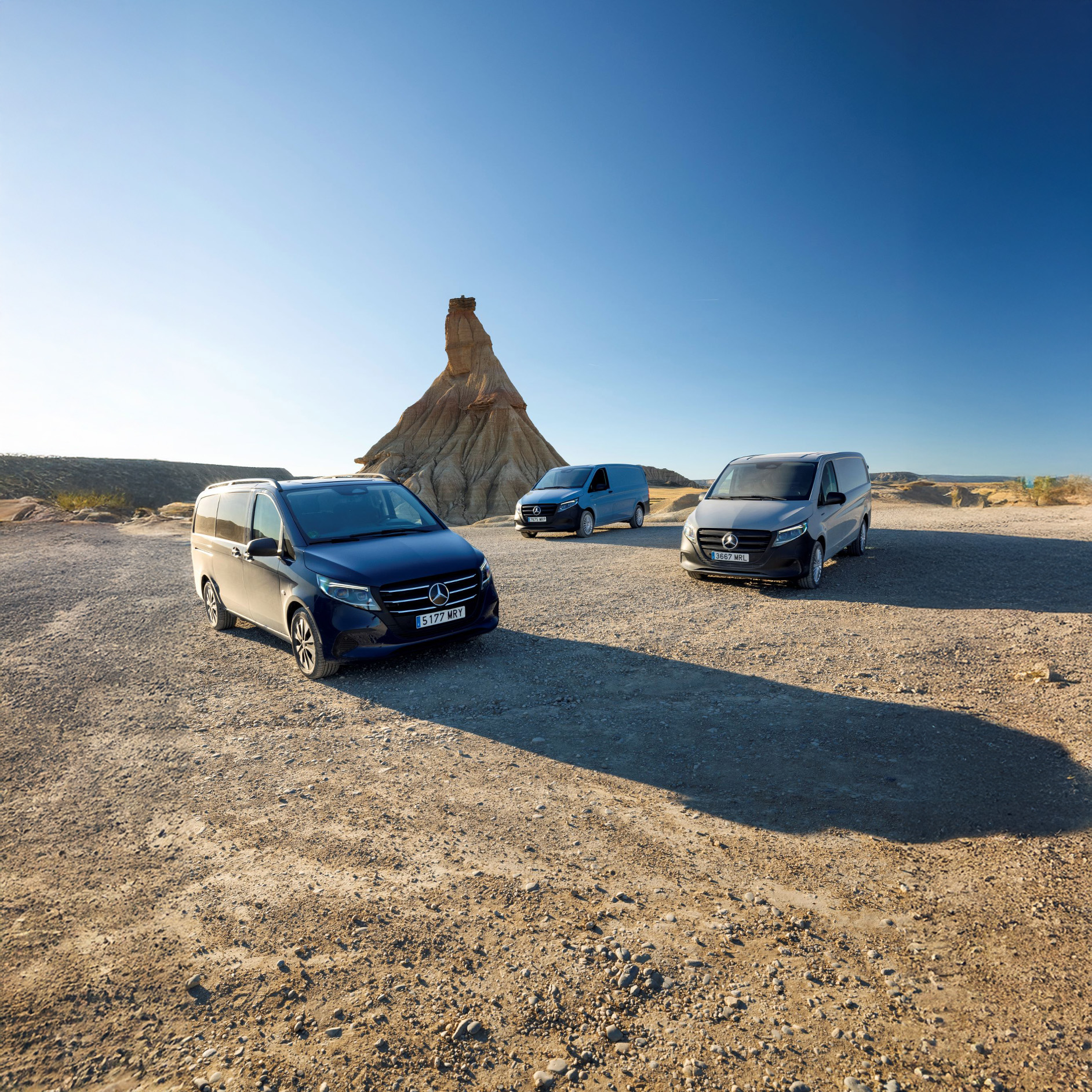 Vito | Mercedes-Benz Transporter Drei Mercedes-Benz Vito Modelle in einer Wüstenlandschaft.