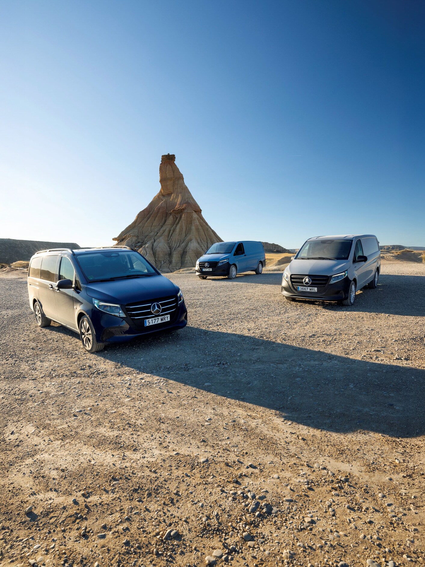Tre modelli Mercedes-Benz Vito in un paesaggio desertico.