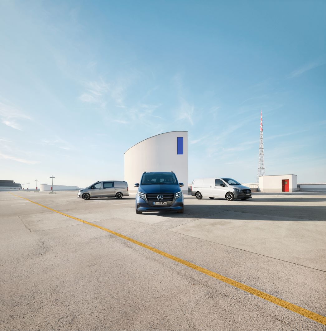 Le Mercedes-Benz eVito fourgon, le Vito fourgon, le Vito Mixto, l’eVito Tourer et le Vito Tourer sont disposés côte à côte dans un entrepôt. Vito | Utilitaires légers Mercedes-Benz