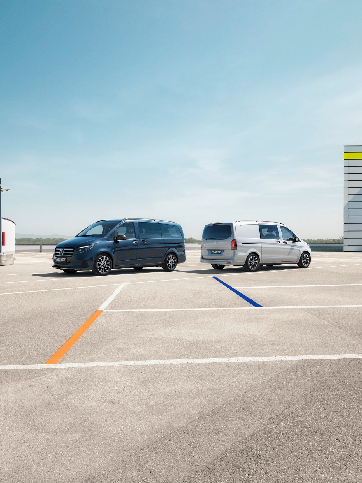 Der Vito Tourer und Vito Mixto stehen auf einem Parkplatz.