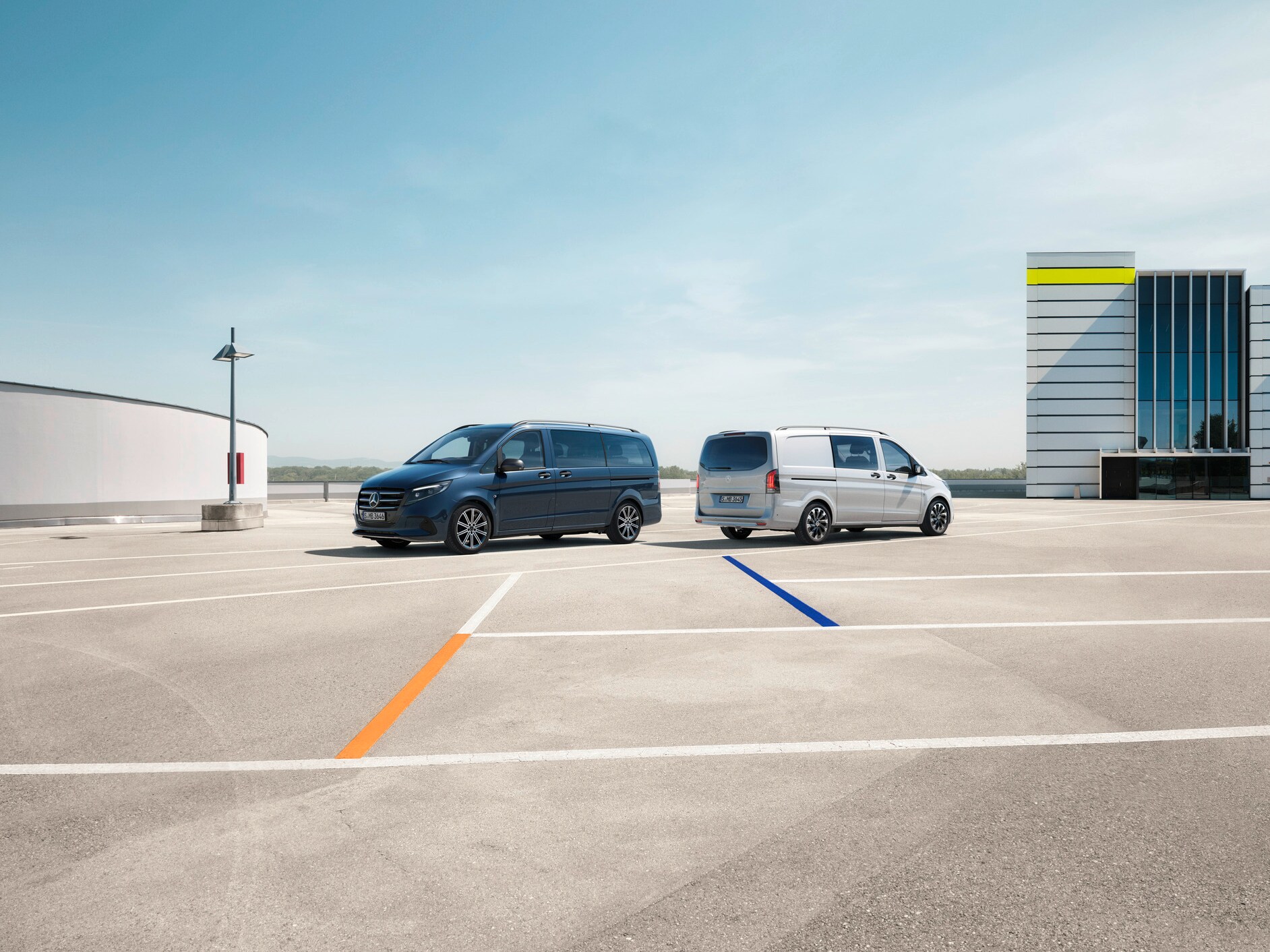 Le Vito Tourer et le Vito Mixto stationnés dans un parking.