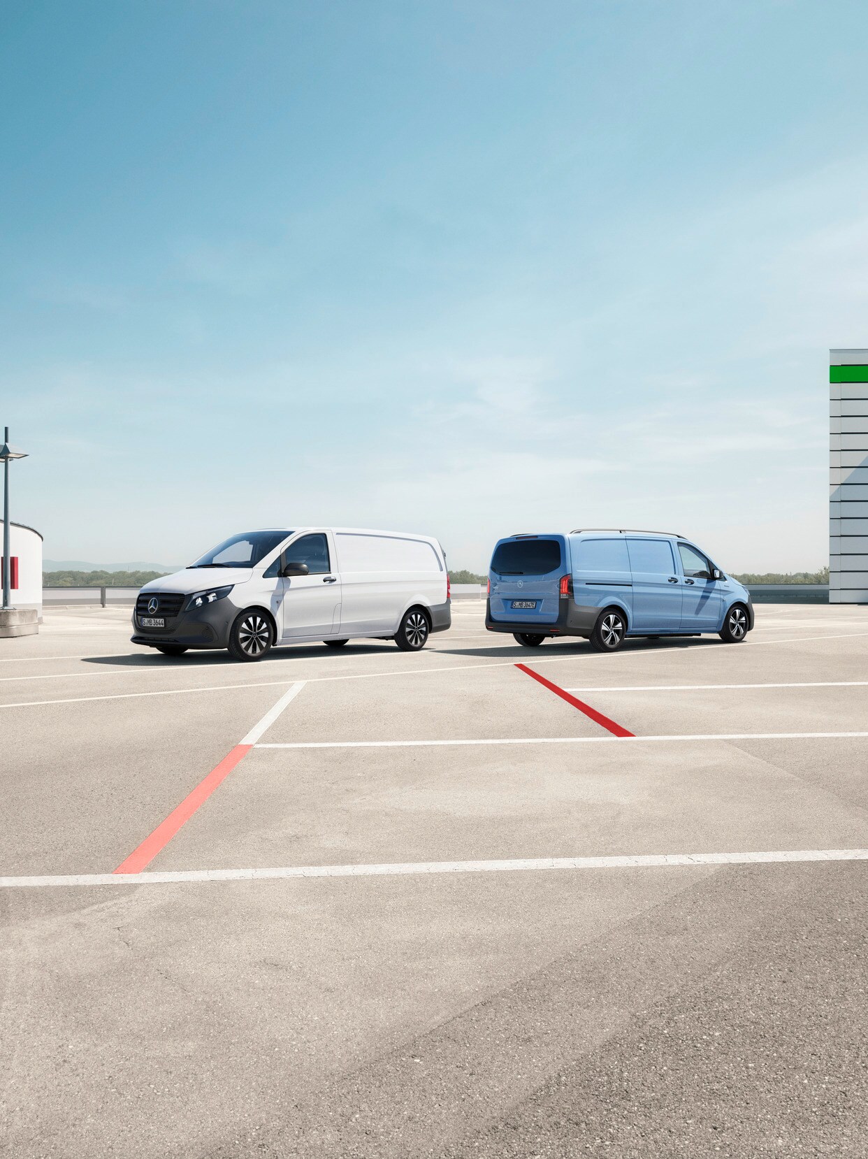 Vito Furgone ed eVito Furgone in un parcheggio.