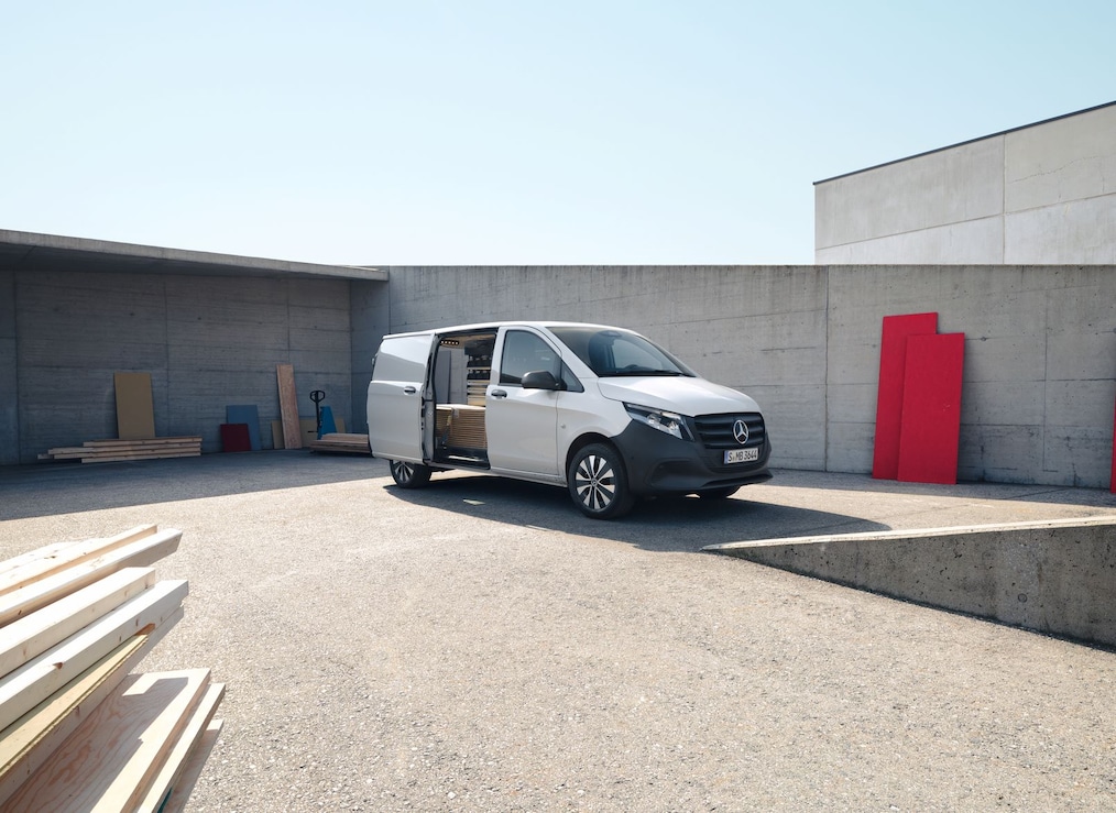 Le Vito fourgon dans une zone industrielle avec la porte coulissante ouverte du côté droit du conducteur.