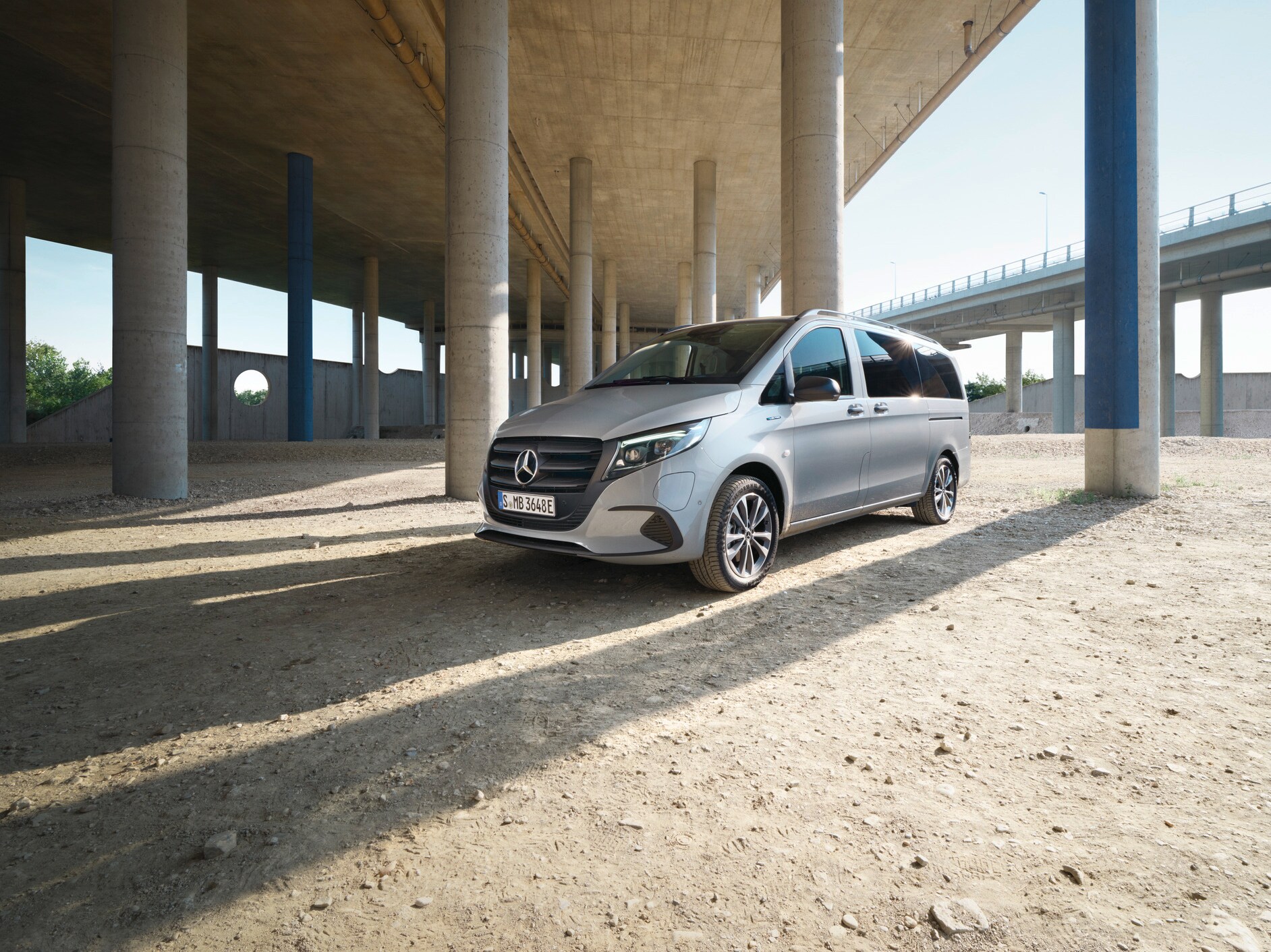 L'eVito Tourer sous un pont.