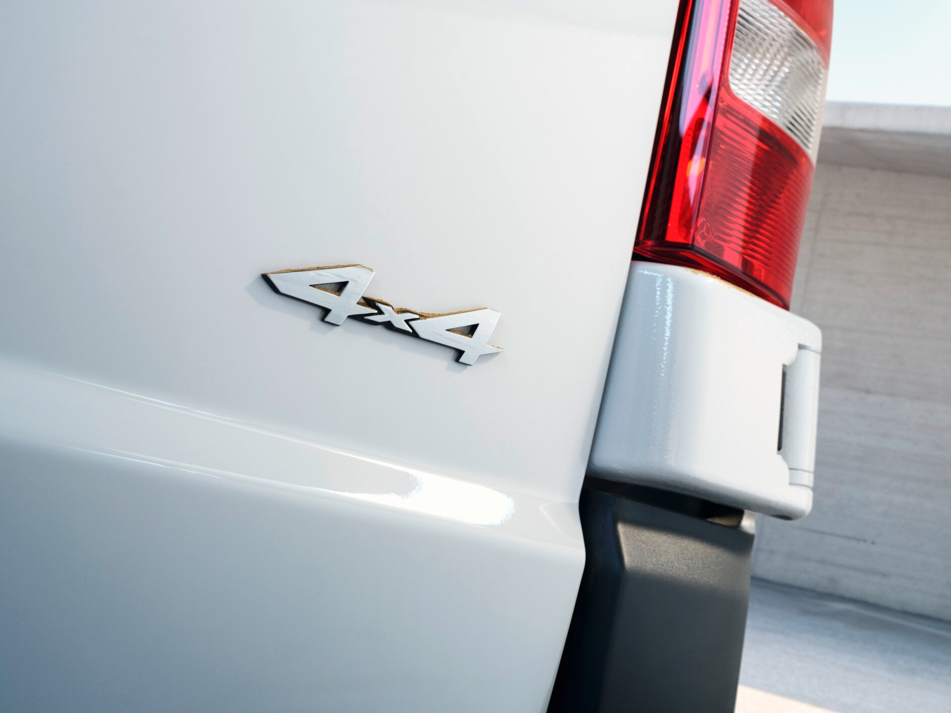 Das Heck des Vito Kastenwagens mit 4x4-Plakette.