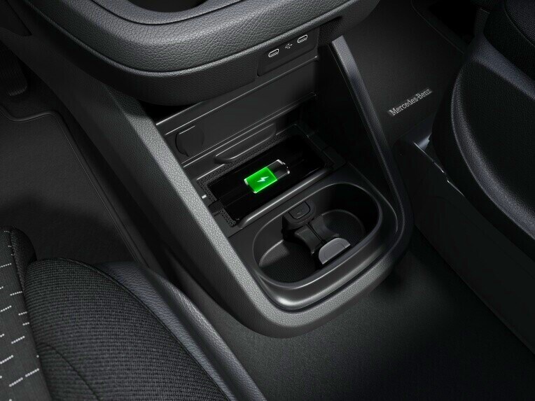 Kabelloses Ladesystem für mobile Endgeräte im Mercedes-Benz Vito.