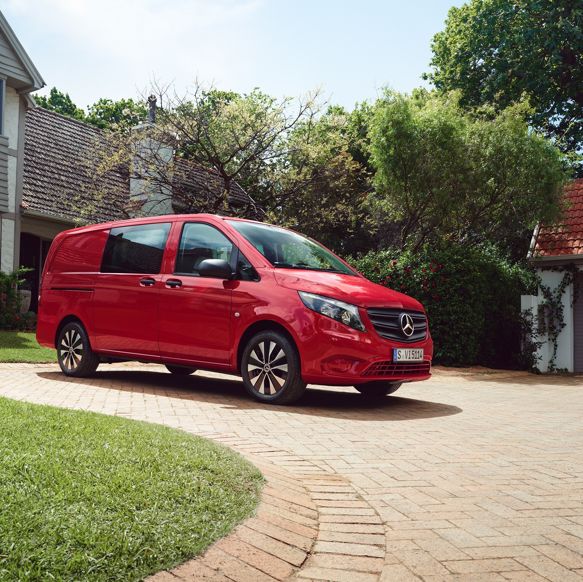 Le Mercedes-Benz Vito Mixto dans un environnement résidentiel, illustrant la polyvalence de ce véhicule qui permet à la fois le transport de passagers et de marchandises.