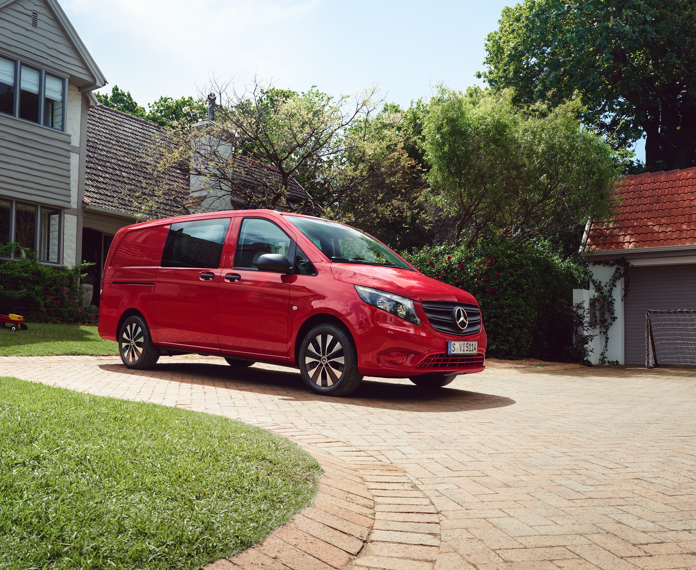 Vito Mixto | Alle Vito-Modelle | Mercedes-Benz Transporter Der Mercedes‑Benz Vito Mixto in einer Wohnumgebung – ein Beispiel für den vielseitigen Personen- und Gütertransport in einem Fahrzeug.