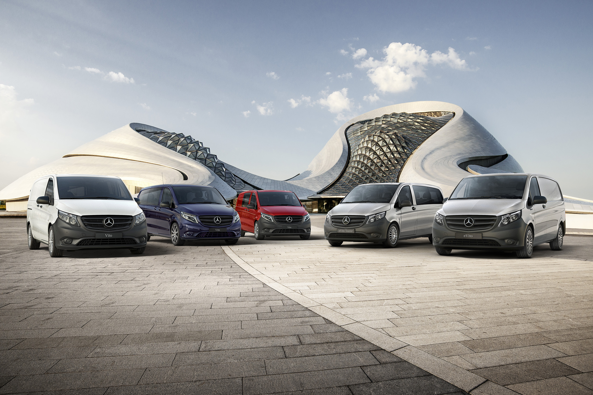 Vito-Modellreihe | Alle Vito-Modelle | Mercedes-Benz Transporter Der Mercedes-Benz eVito Kastenwagen, der Vito Kastenwagen, der Vito Mixto, der eVito Tourer und der Vito Tourer stehen Seite an Seite vor einem futuristischen Gebäude