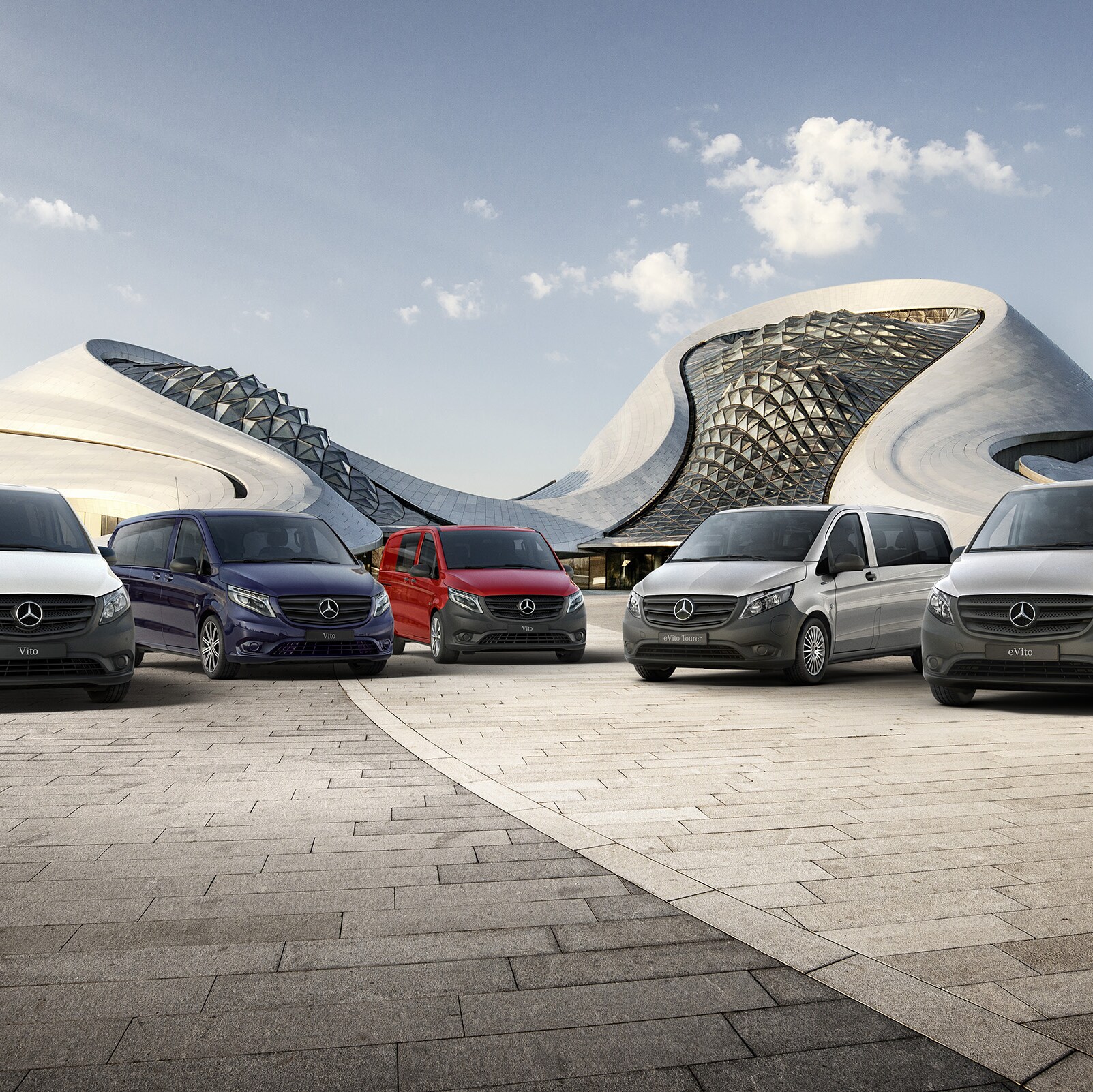 Le Mercedes-Benz eVito Fourgon, le Vito Fourgon, le Vito Mixto, l'eVito Tourer et le Vito Tourer sont alignés côte à côte devant un bâtiment futuriste
