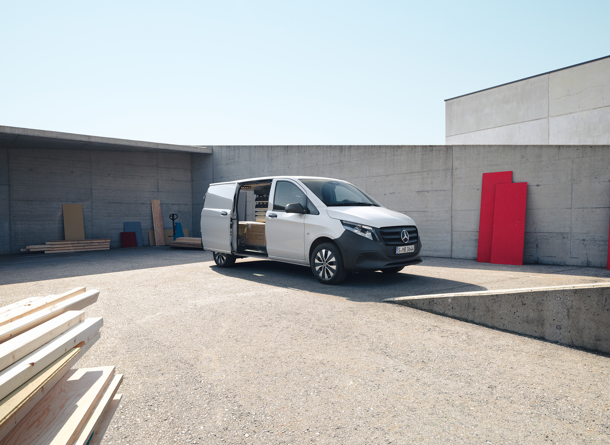 Furgone Vito | Tutti i modelli Vito | Veicoli commerciali Mercedes-Benz Un furgone Mercedes‑Benz Vito con vano di carico ben organizzato in un cantiere