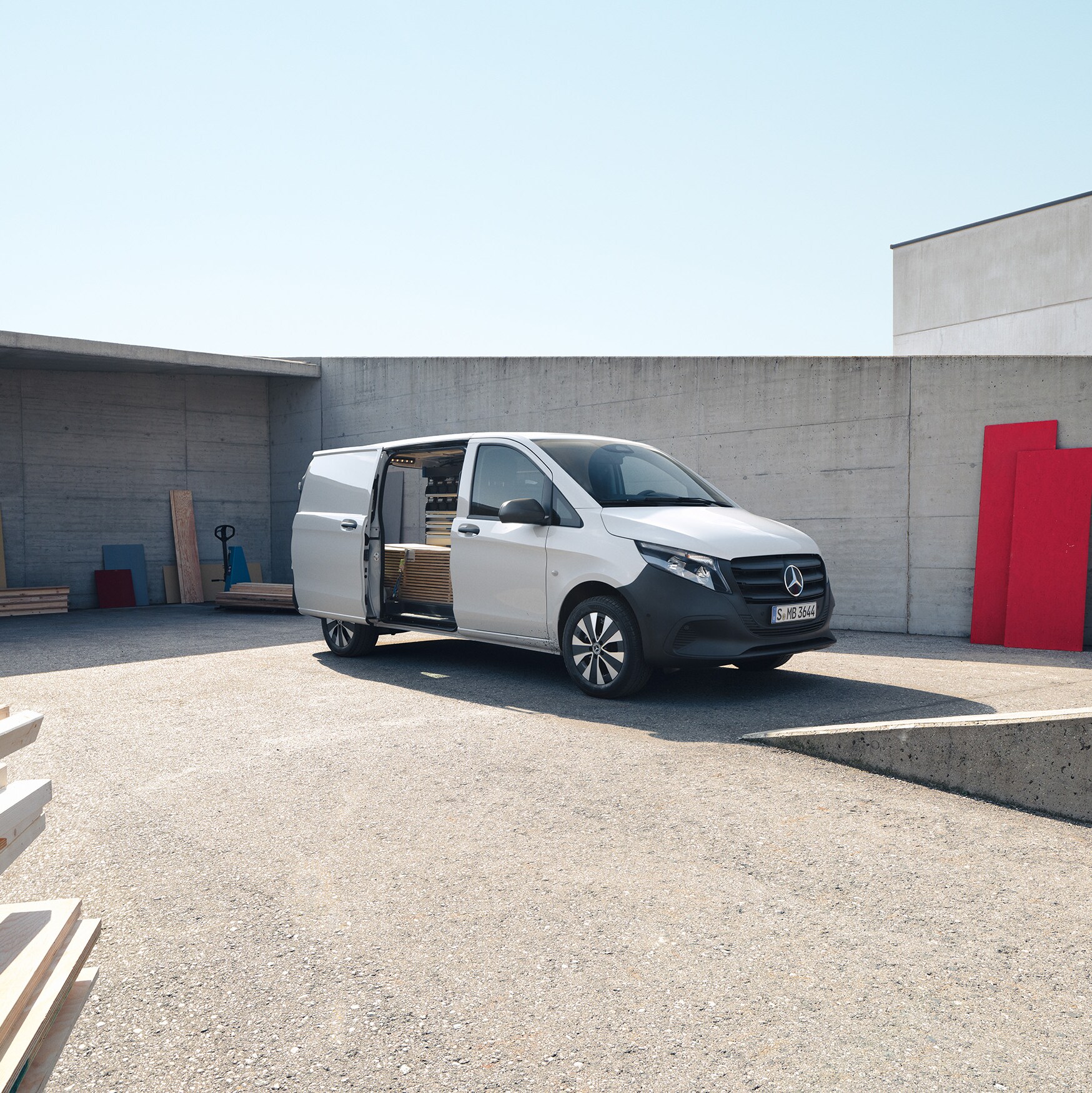 Mercedes-Benz Vito Fourgon avec un espace de chargement bien agencé sur un chantier