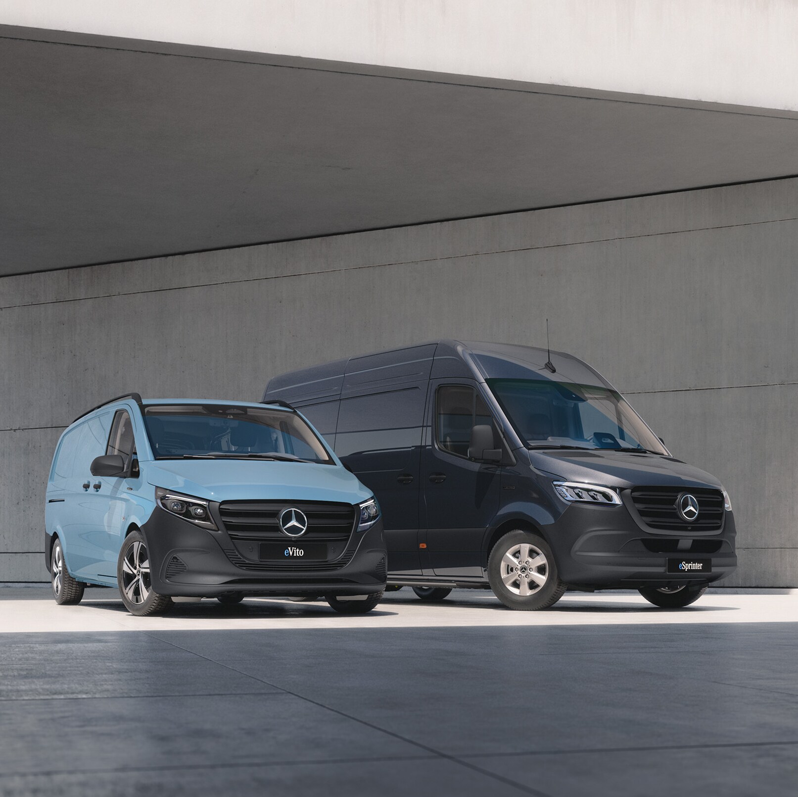 Deux fourgons devant un bâtiment en béton moderne.