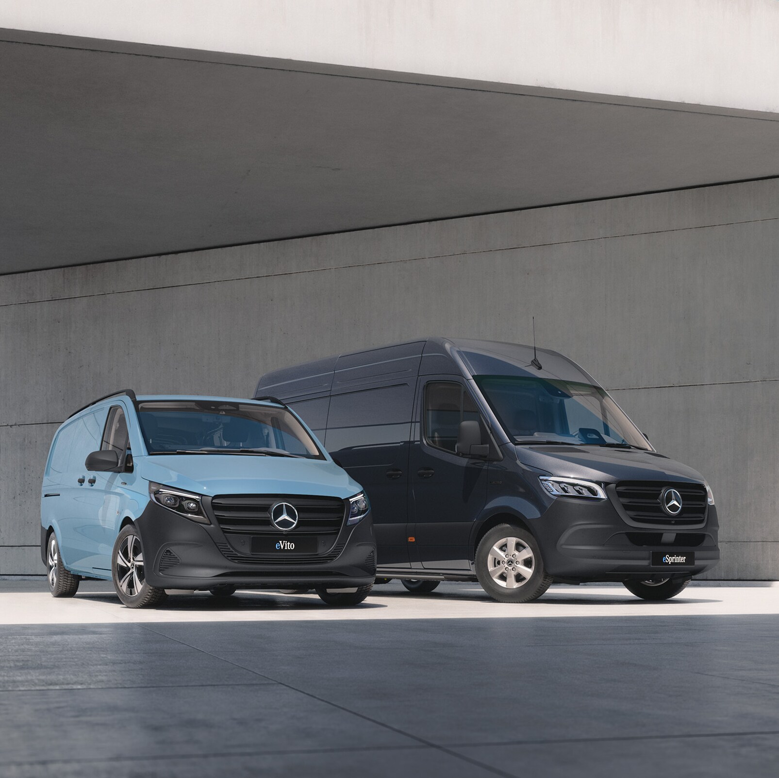 Zwei Lieferwagen vor modernem Betongebäude