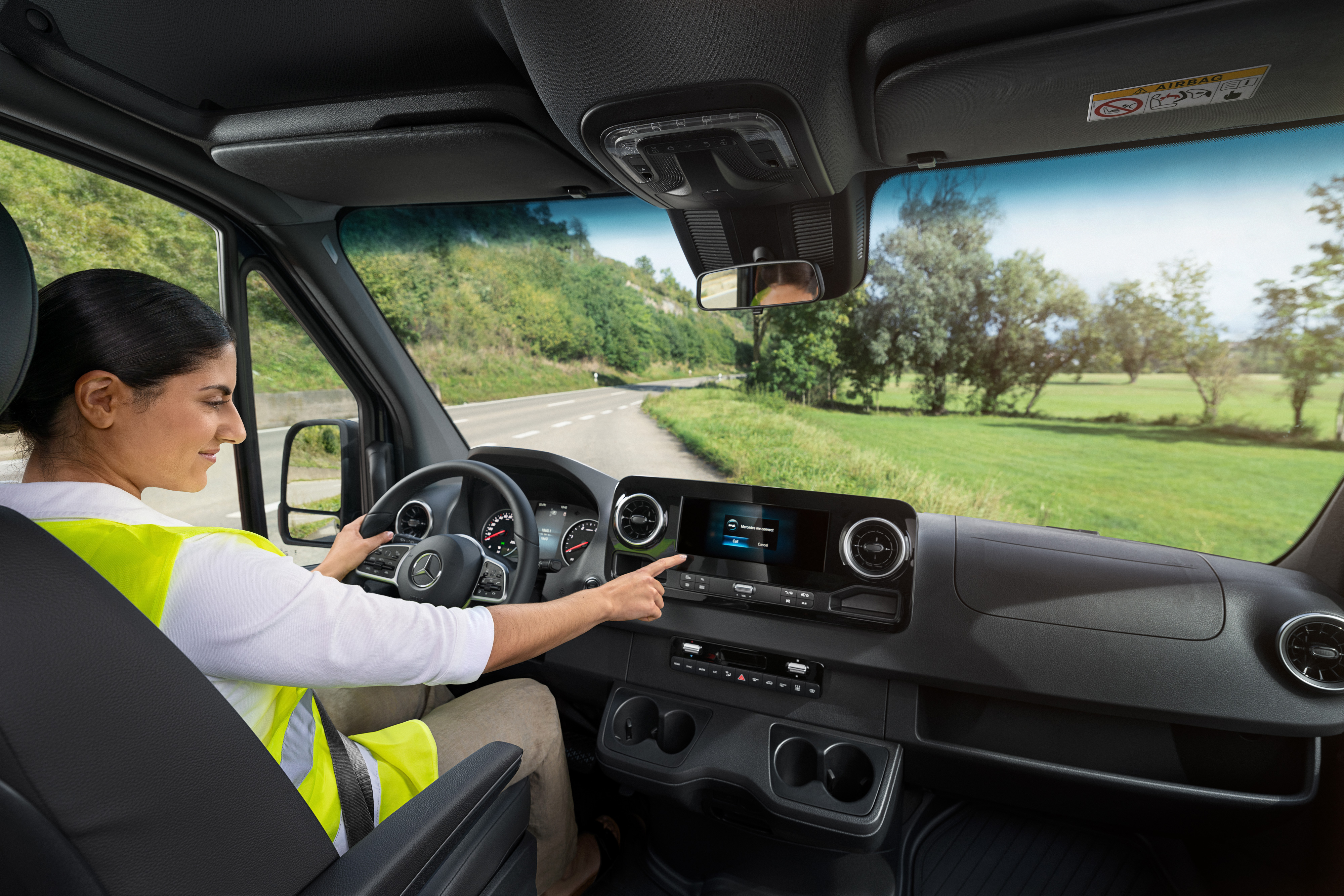 Mercedes-Benz | Maintenance des utilitaires légers | Service24h La conductrice d'un Mercedes-Benz Sprinter appelle la ligne d'assistance Mercedes-Benz Service24h via le menu embarqué en cas de problème.