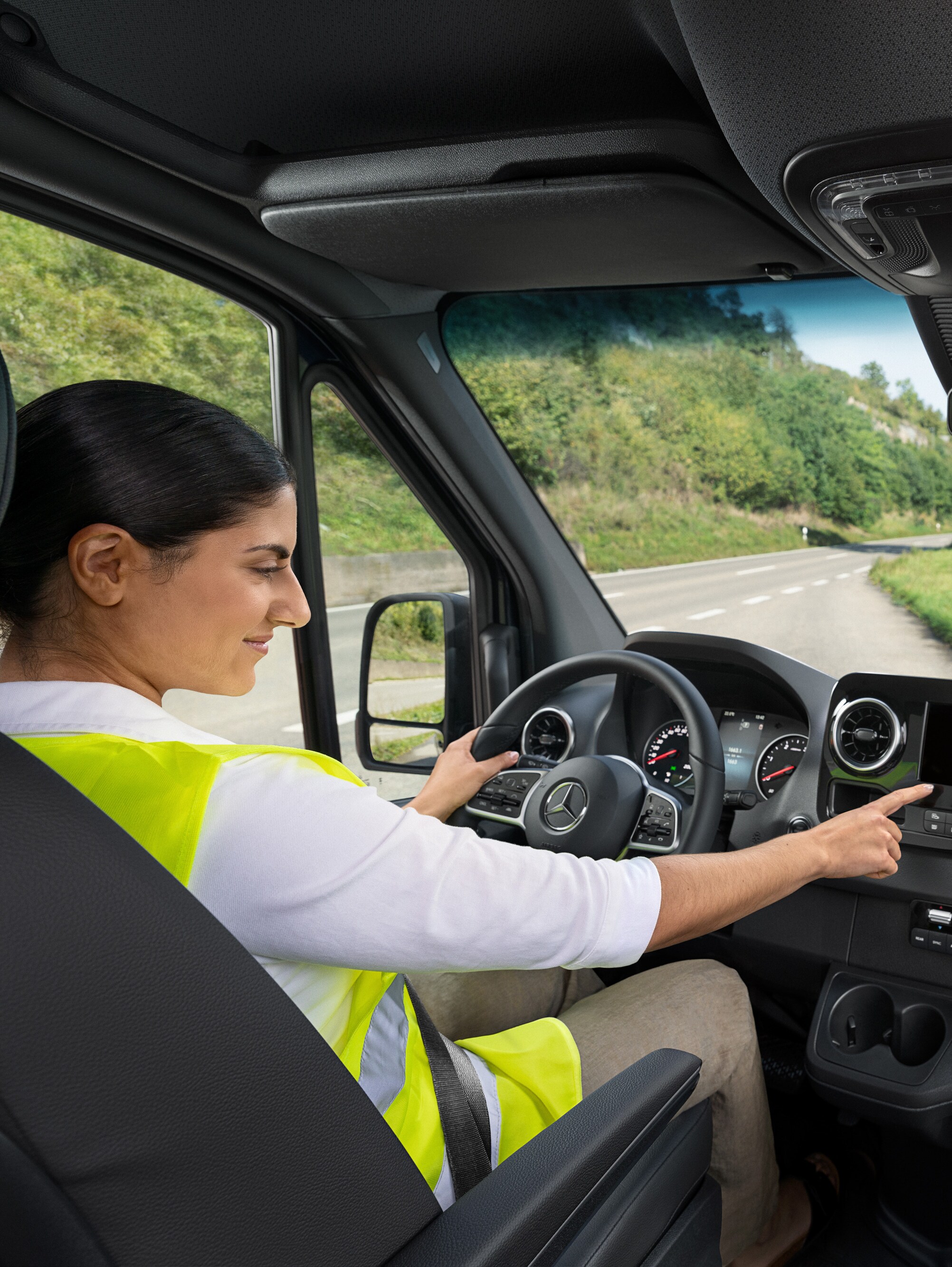 La conducente di un Mercedes-Benz Sprinter chiama la linea diretta Mercedes-Benz Service24h tramite il menu di bordo in caso di problemi.