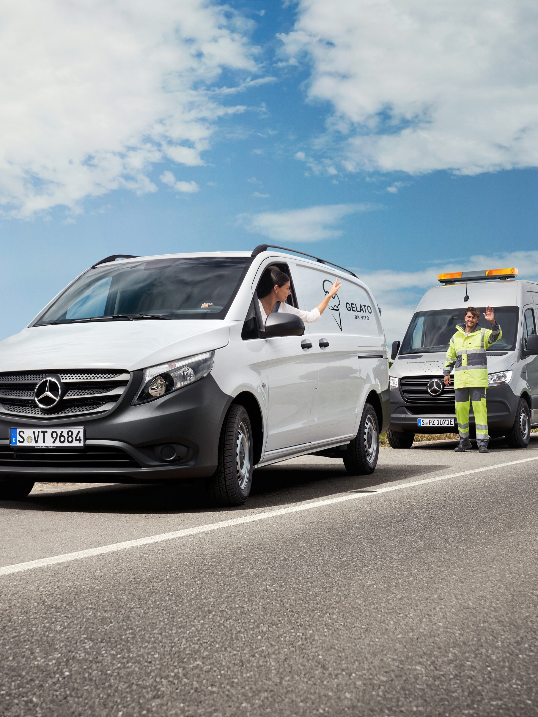 Assistenza competente ogni volta che è richiesto: il servizio assistenza Mercedes-Benz aiuta il conducente di un veicolo commerciale collocato sul bordo della strada, entrambi salutano in modo amichevole.