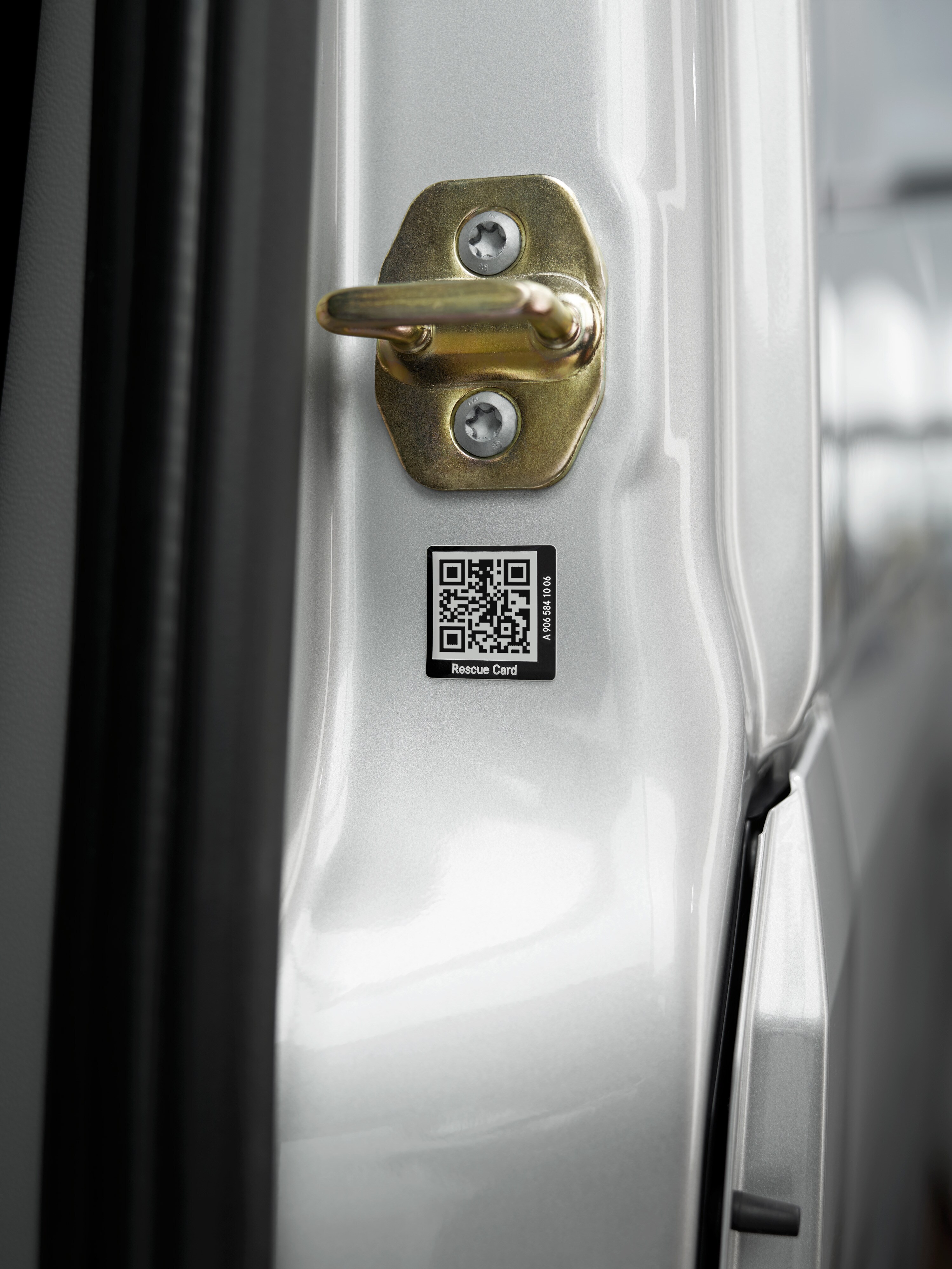 Rettungskartenaufkleber mit QR-Code an Fahrzeugtür.
