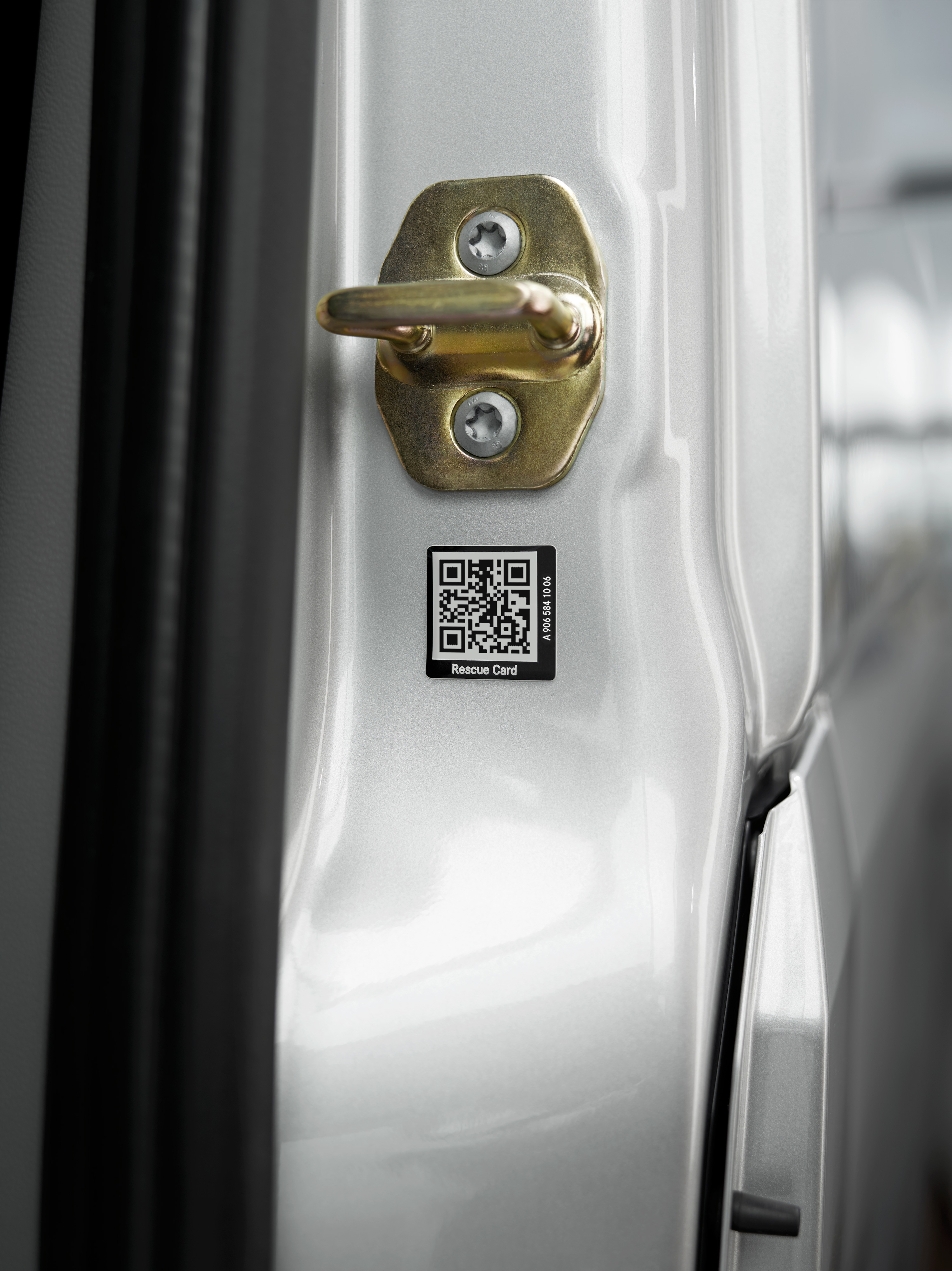 Mercedes-Benz | Maintenance des utilitaires légers | Autocollant de sauvetage Autocollant de sauvetage avec code QR sur portière.