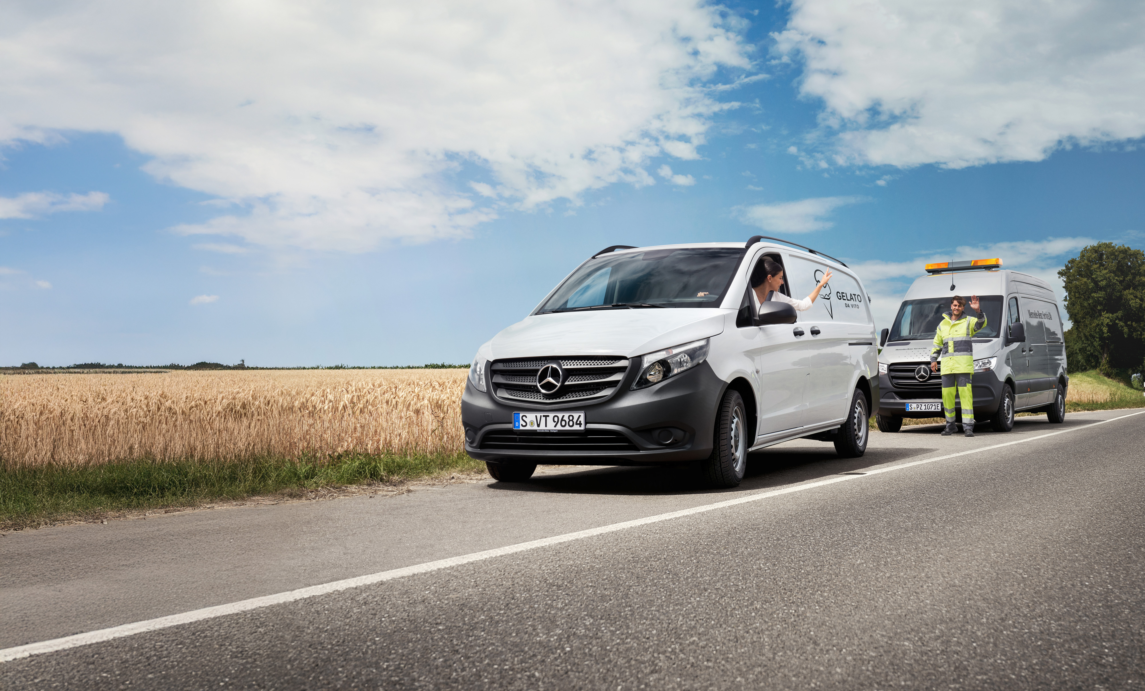 Mercedes-Benz | Maintenance des utilitaires légers | Assistance dépannage Une personne à bord d’un utilitaire léger Mercedes-Benz Vito blanc fait signe à un technicien de maintenance garé sur le bord de la route.