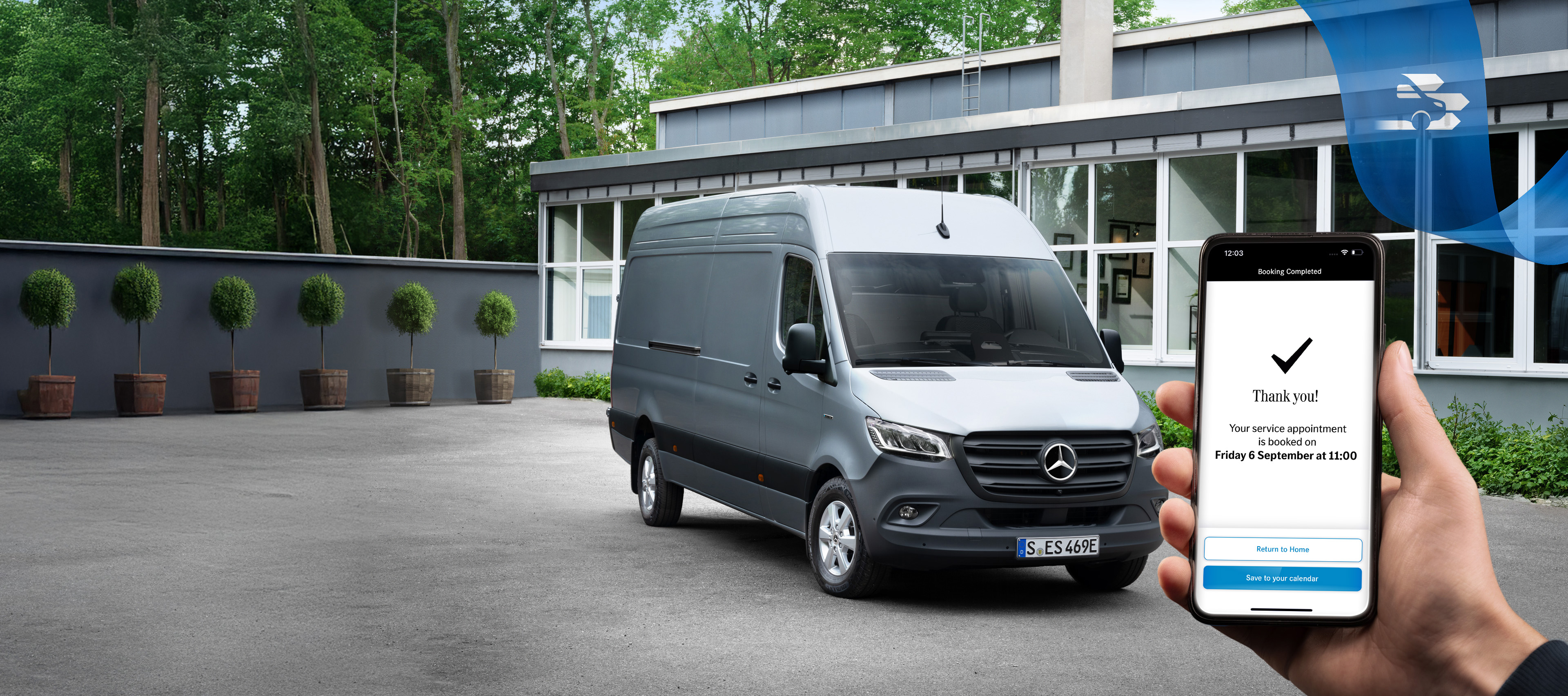 Mercedes-Benz | Komfort | Online-Terminbuchung Grauer Mercedes-Benz Sprinter vor Bürogebäude.