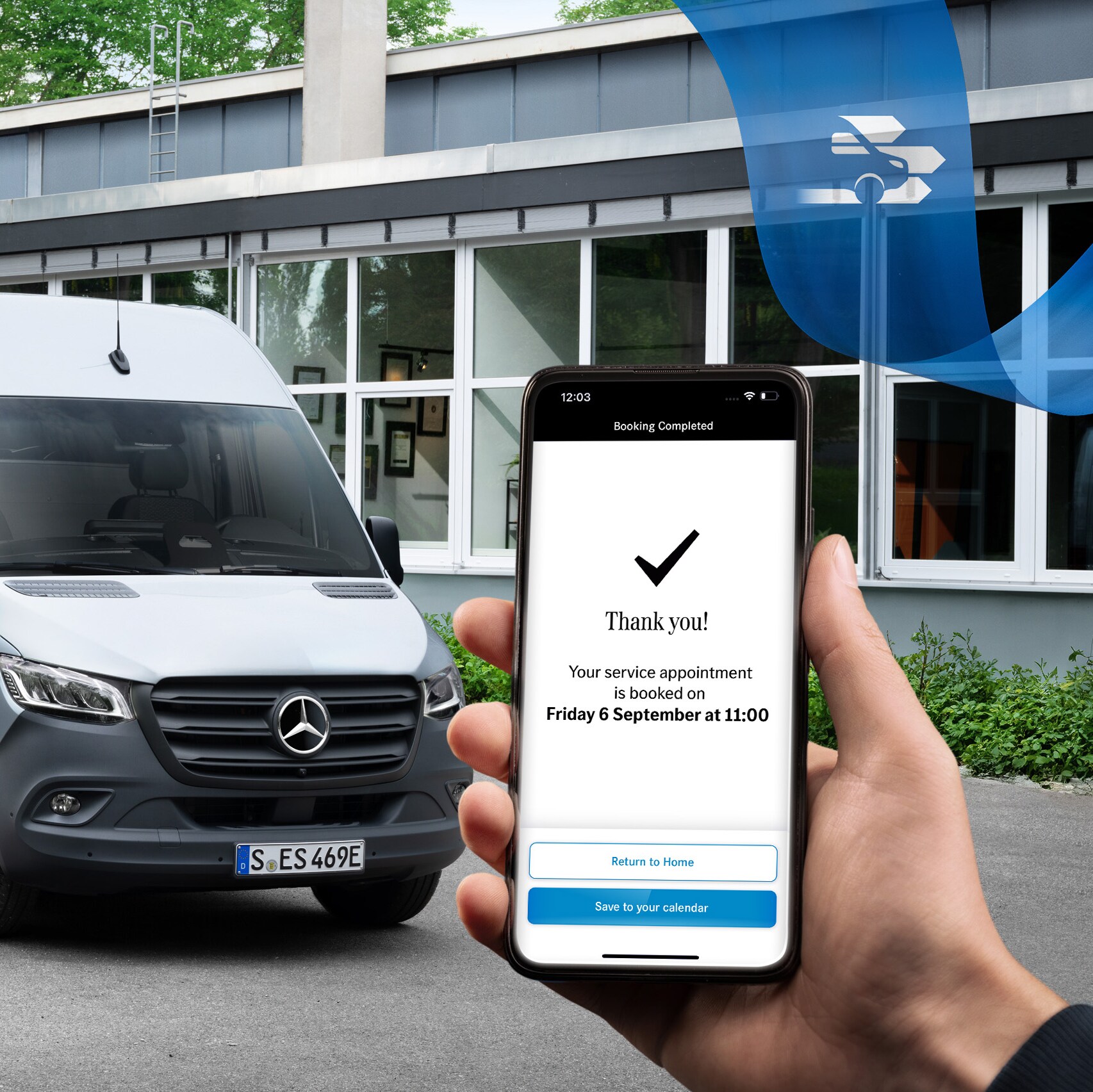 Mercedes-Benz Sprinter grigio davanti a un edificio per uffici.