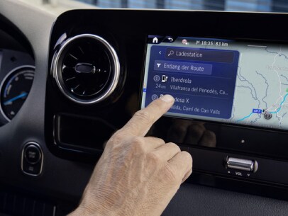 Die Bedienung der Digitalen Extras von Mercedes-Benz zum Themenfeld Navigation in einem Mercedes-Benz eSprinter.