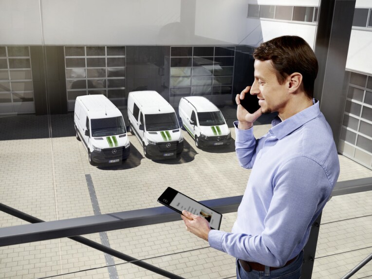 La gestione veicoli con Mercedes-Benz Van Uptime, con tre veicoli commerciali Mercedes-Benz sullo sfondo.