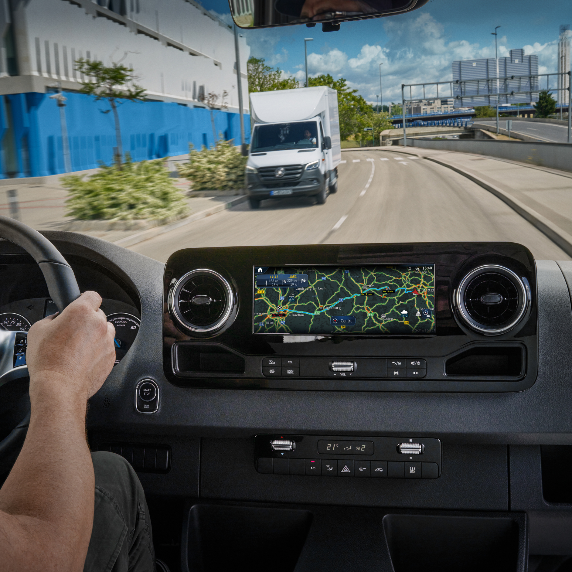 Live Traffic Information | Digital Extras | Mercedes-Benz The Live Traffic Information Digital Extras from Mercedes-Benz in the MBUX multimedia system.