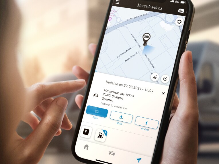 La funzione Localizzazione Veicolo da remoto di Mercedes-Benz su uno smartphone.