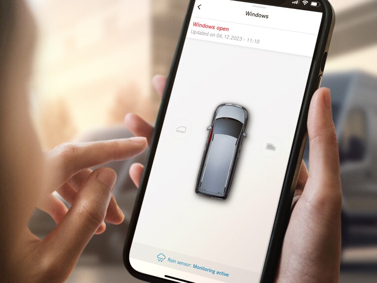La funzione Abbassamento finestrini da remoto di Mercedes-Benz su uno smartphone.