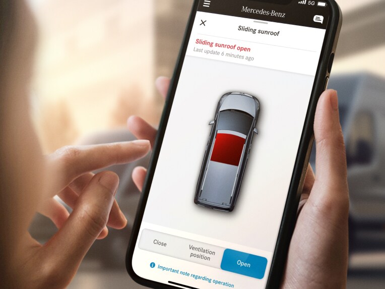 La funzione di Apertura tetto scorrevole da remoto Mercedes-Benz su uno smartphone.