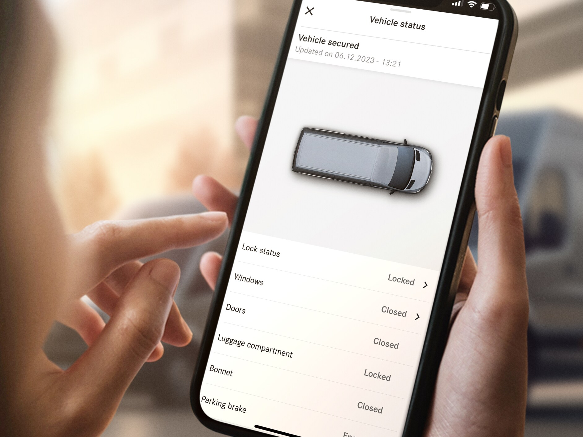 The Remote Retrieval of Vehicle Status function from Mercedes-Benz on a smartphone.