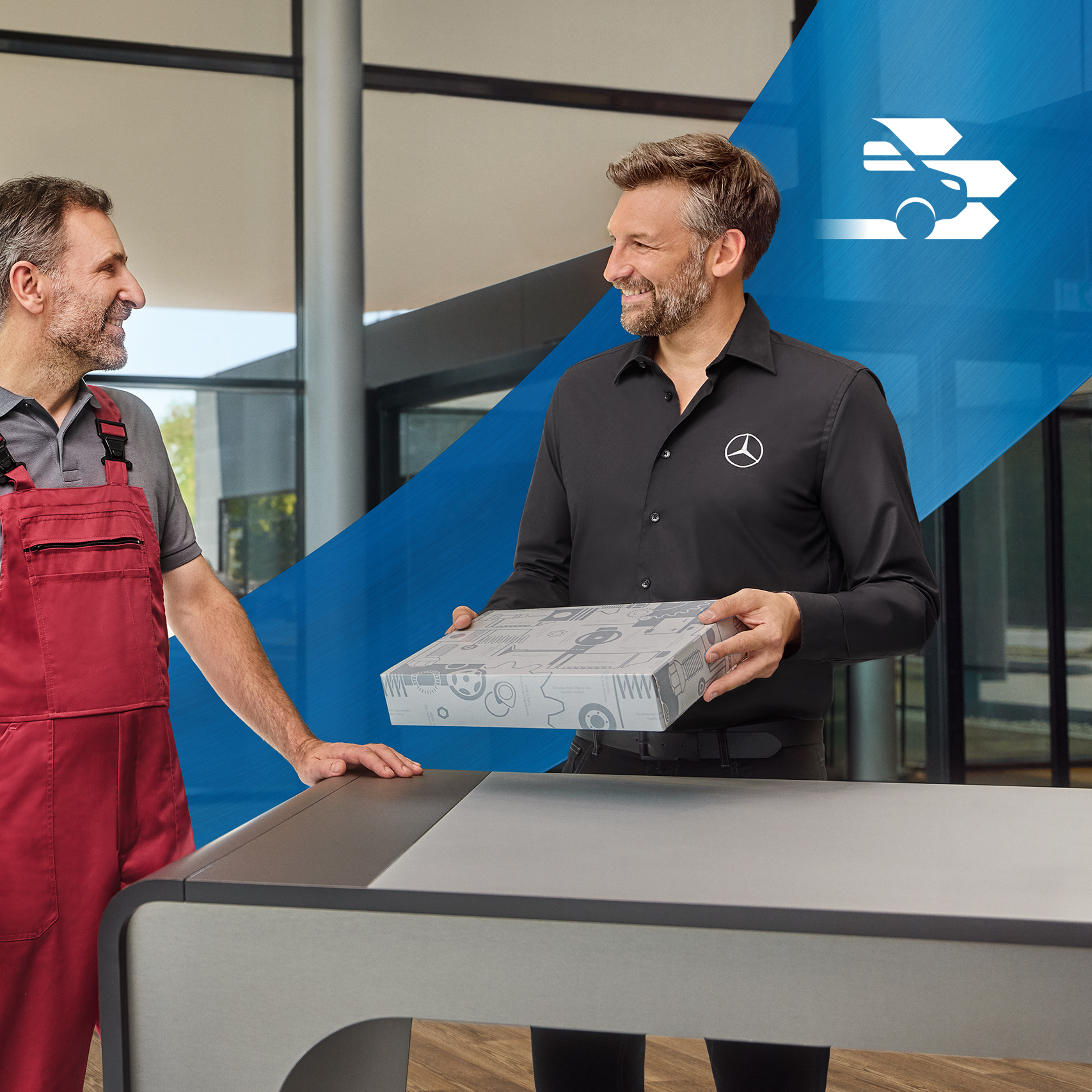 Mercedes-Benz | Vue d’ensemble de la qualité des utilitaires légers Deux personnes discutent à un comptoir d’accueil.