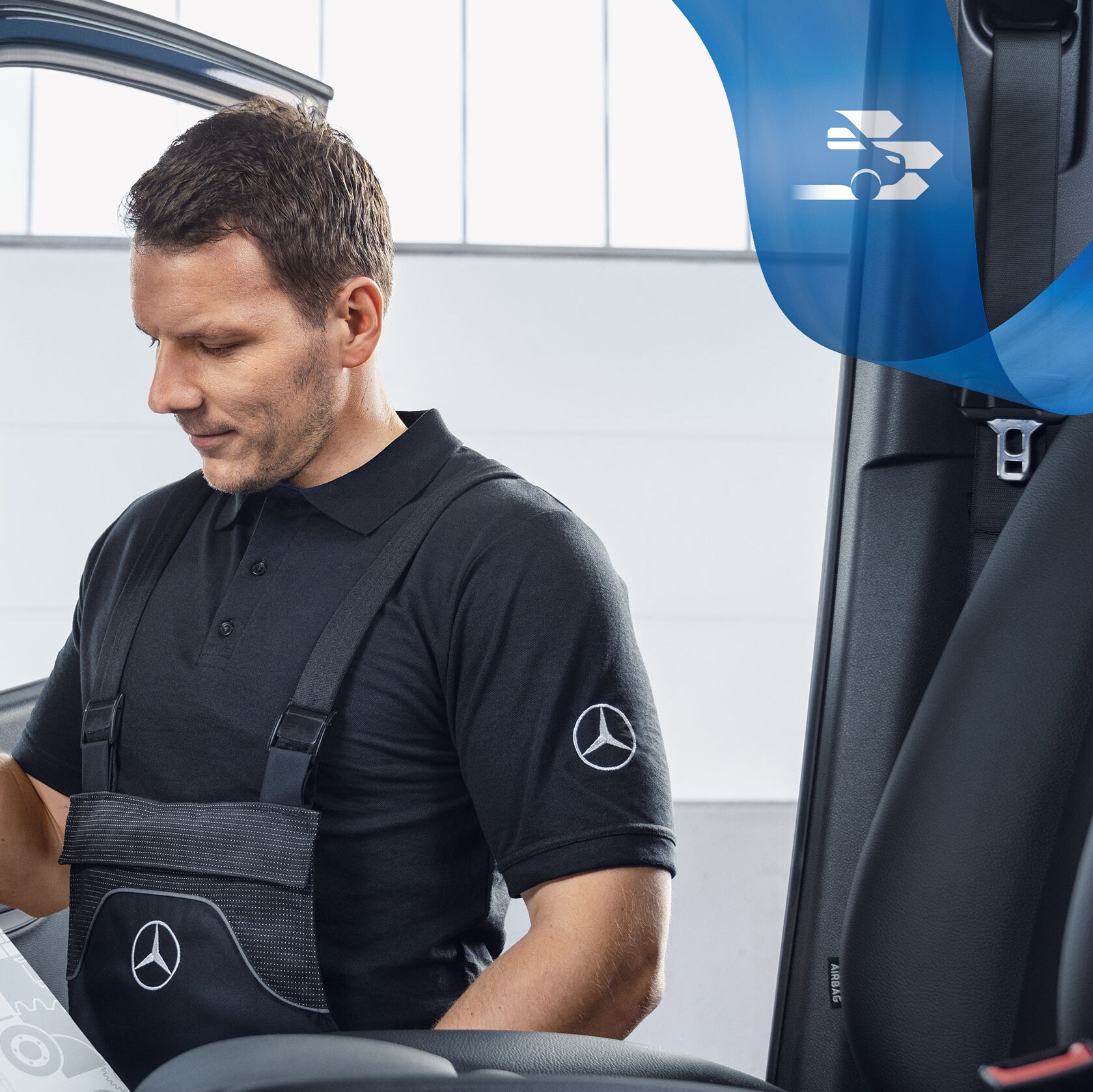 Un meccanico controlla i ricambi originali Mercedes-Benz all'interno del veicolo commerciale.