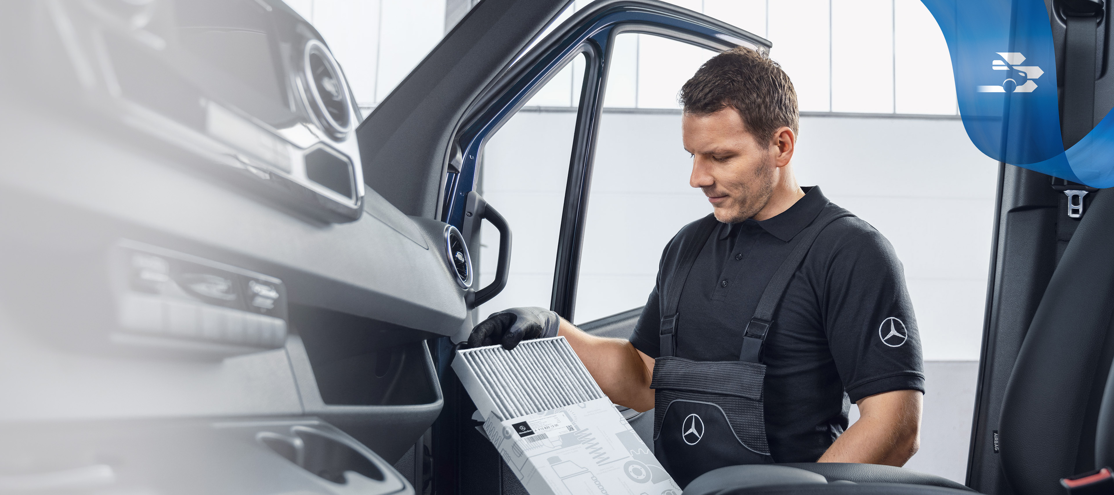 Mercedes-Benz | Ricambi originali di qualità per i veicoli commerciali Un meccanico controlla i ricambi originali Mercedes-Benz all'interno del veicolo commerciale.