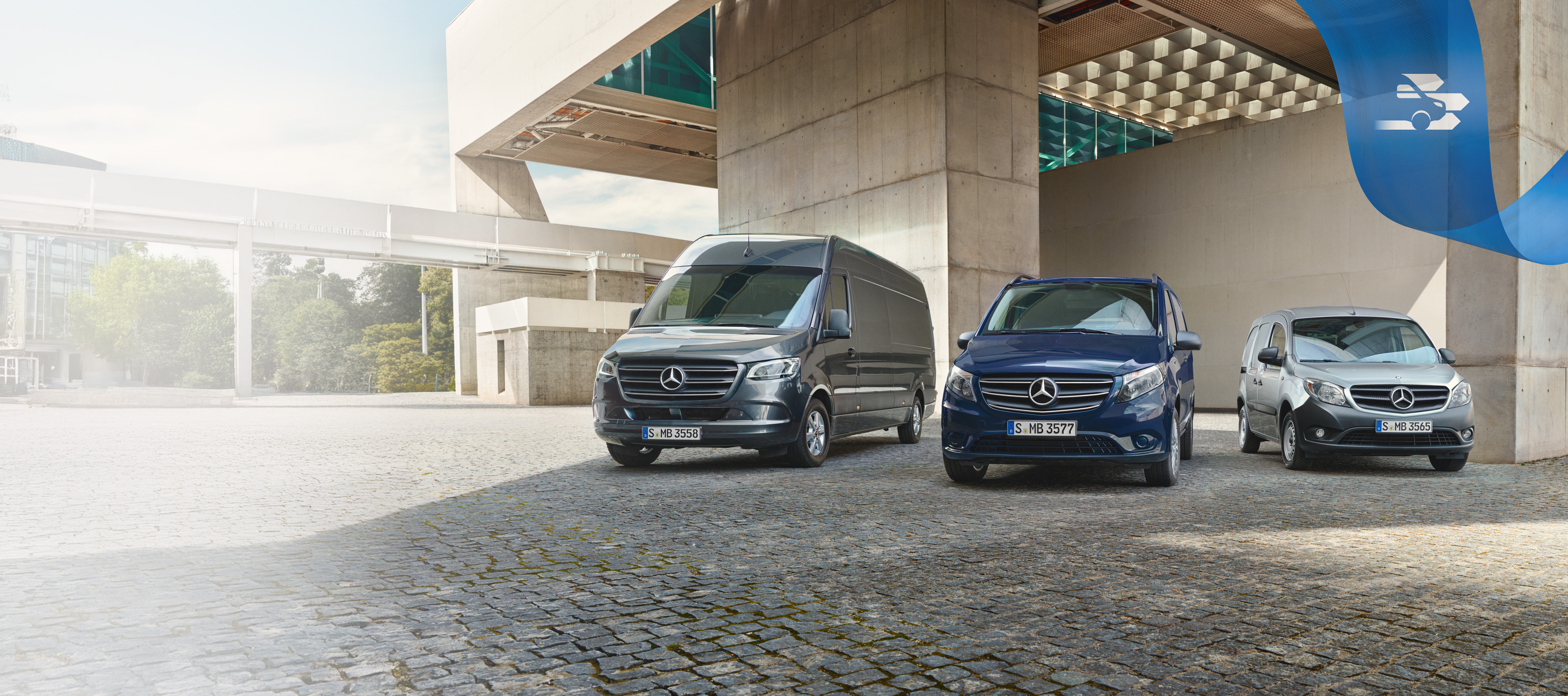 Mercedes-Benz | Garantie de qualité sur les utilitaires légers Trois utilitaires légers Mercedes-Benz symbolisant la garantie sur les véhicules neufs et la tranquillité d'esprit offerte par la garantie constructeur.