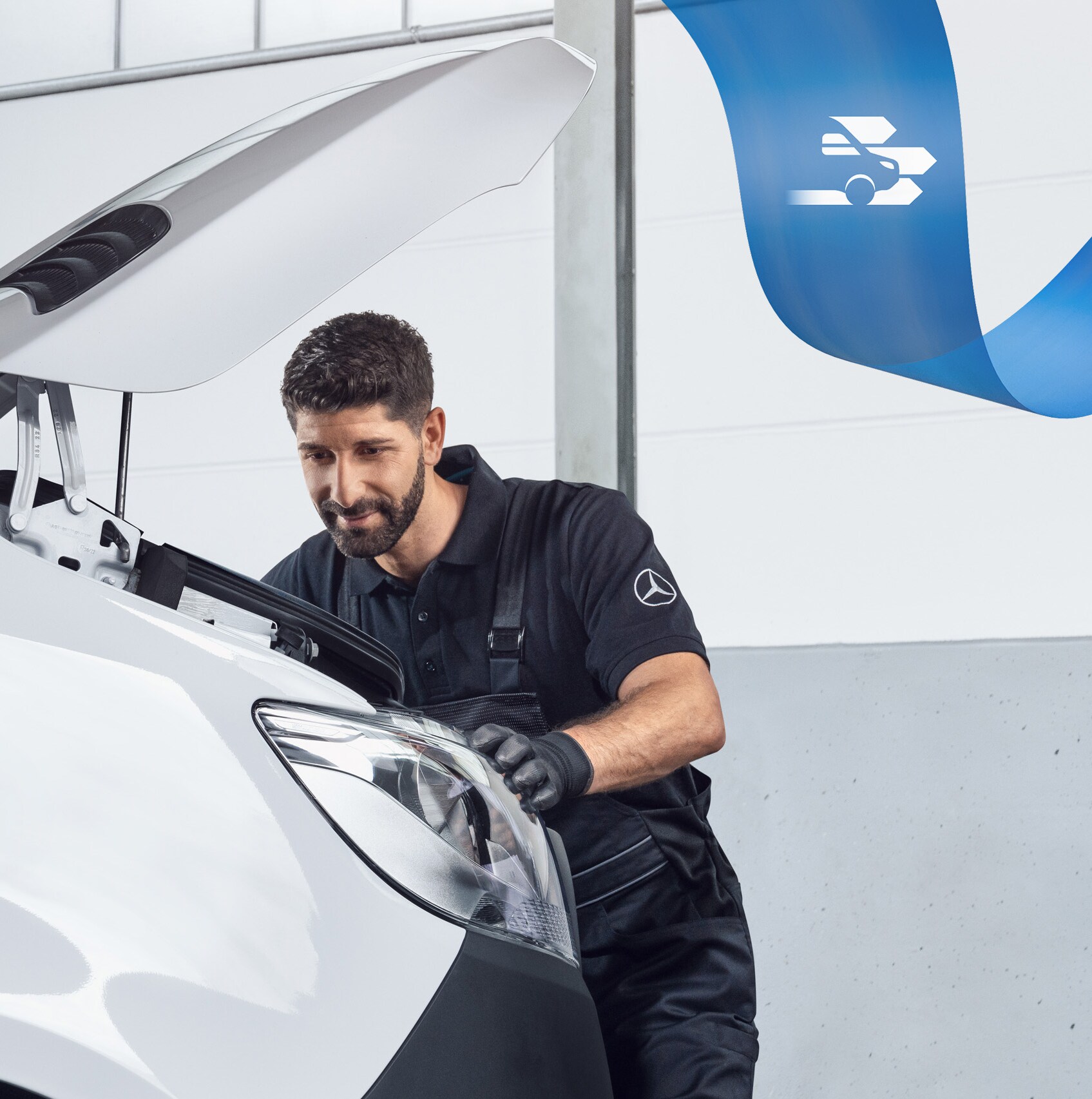 Mercedes-Benz Spezialist bei der Arbeit an einem Transporter mit Spezialwerkzeug für optimale Reparaturfreundlichkeit.