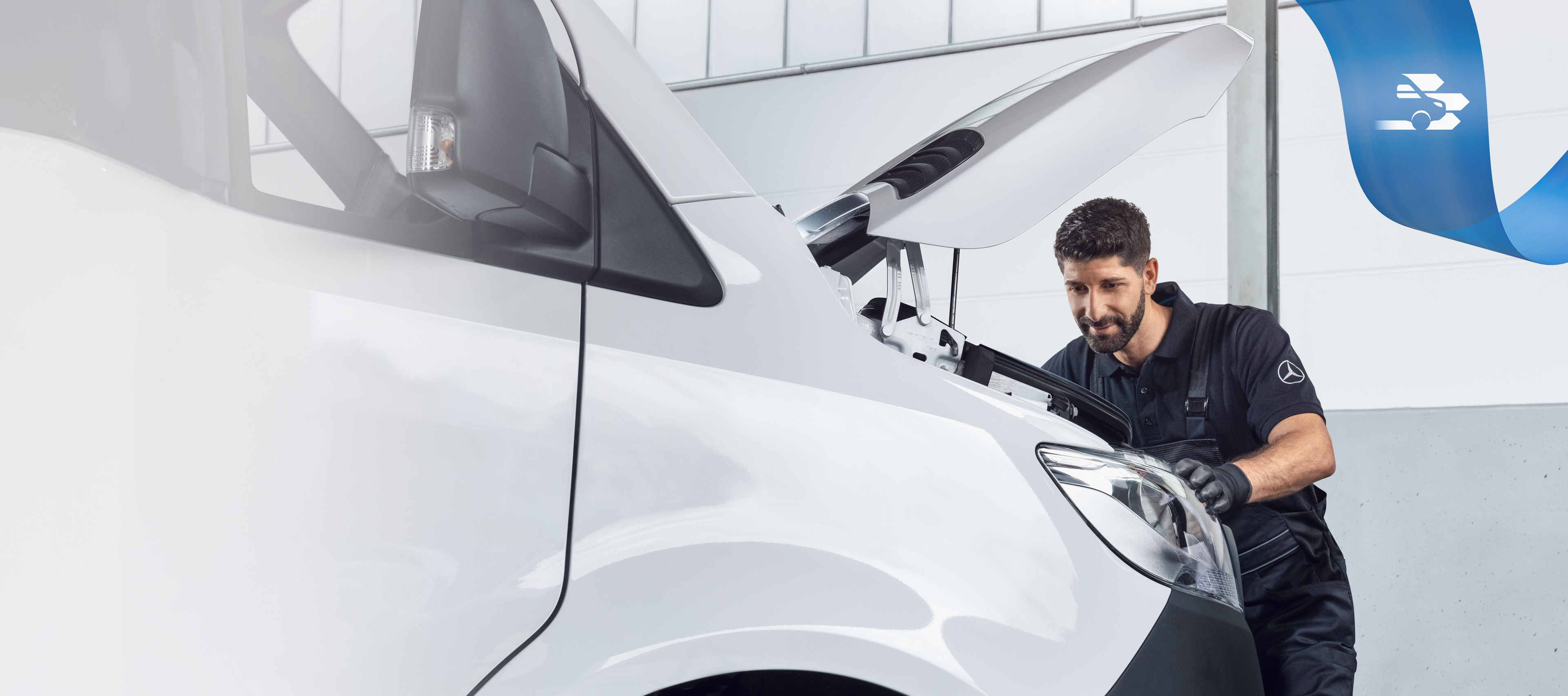 Mercedes-Benz | Transporter Qualität Technik Mercedes-Benz Spezialist bei der Arbeit an einem Transporter mit Spezialwerkzeug für optimale Reparaturfreundlichkeit.