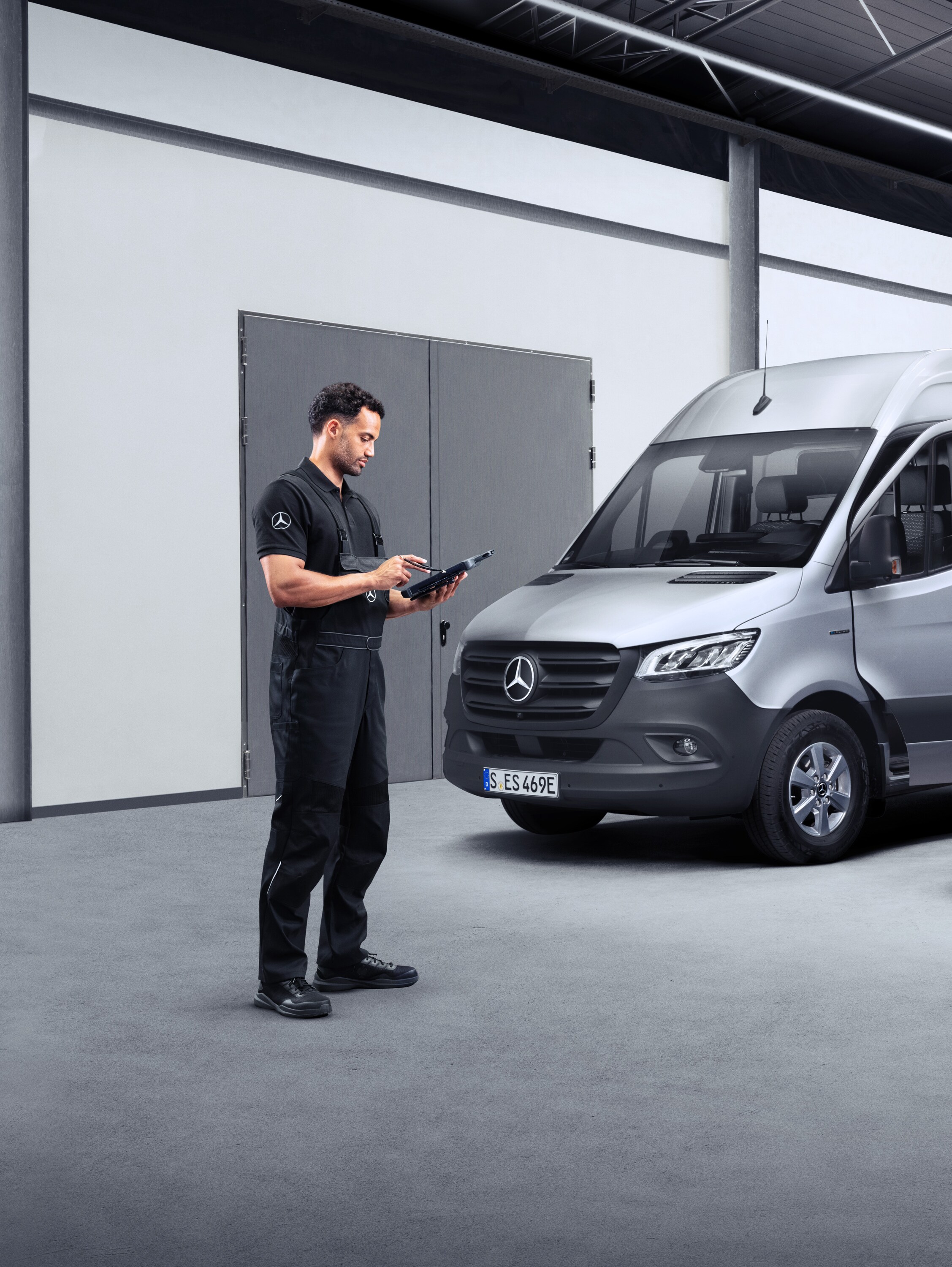 Ein Techniker vor zwei eVans auf einem Tablet