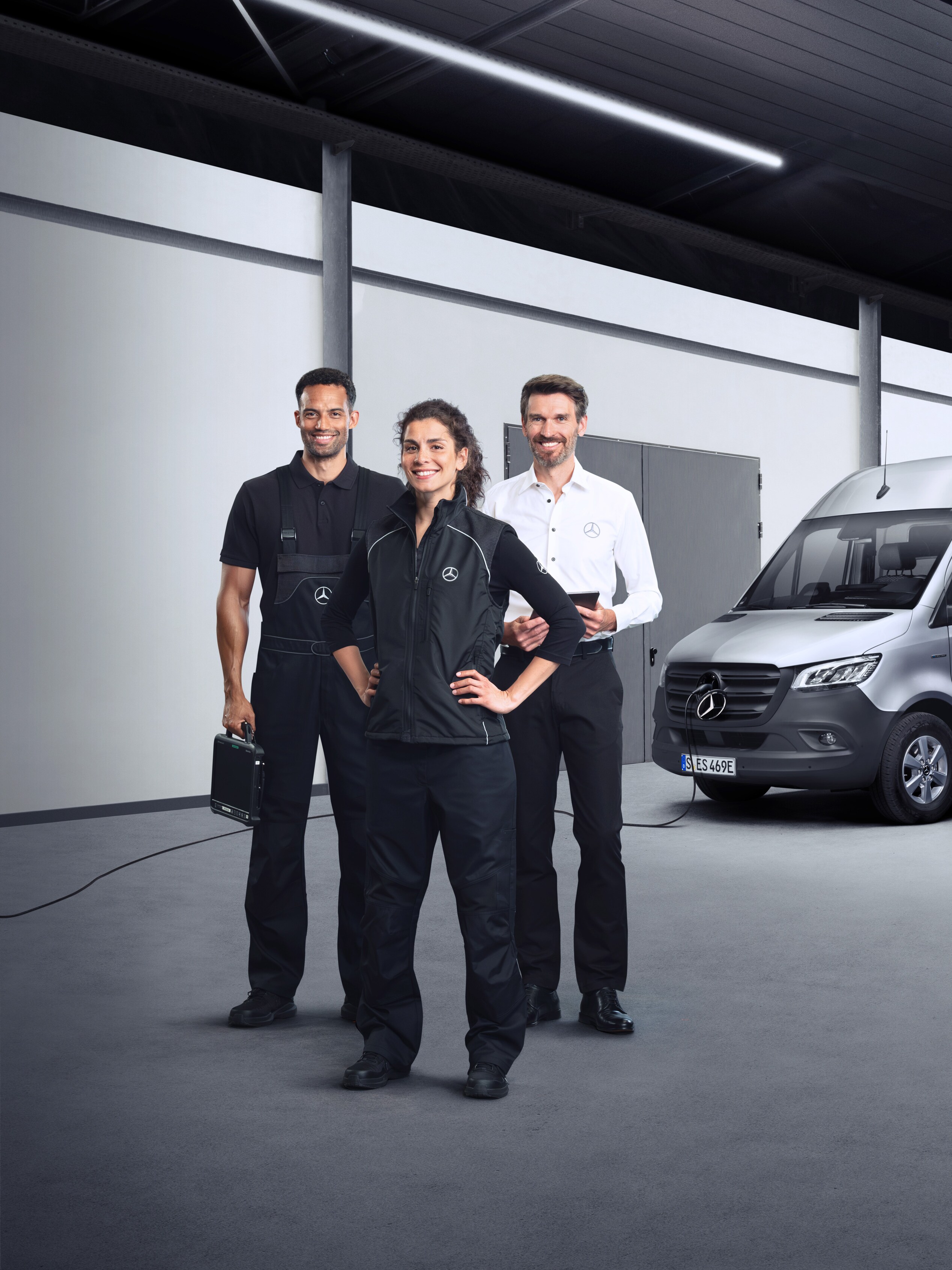 Drei Mitarbeiter vor einem Mercedes-Benz eSprinter.
