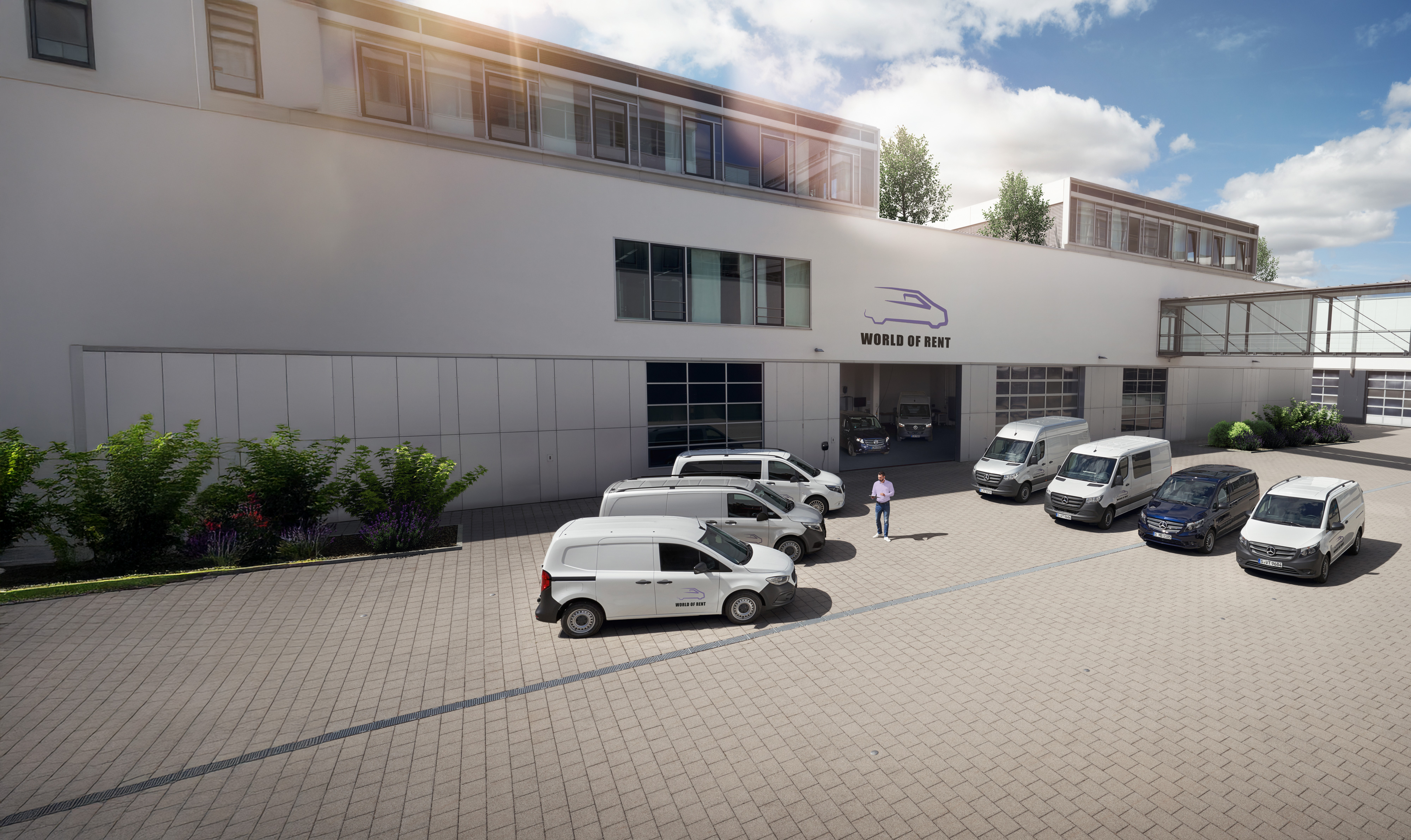 Mercedes-Benz | Serviceübersicht | Flottendienste Eine Flotte von Mercedes-Benz Transportern vor einem Firmengebäude.