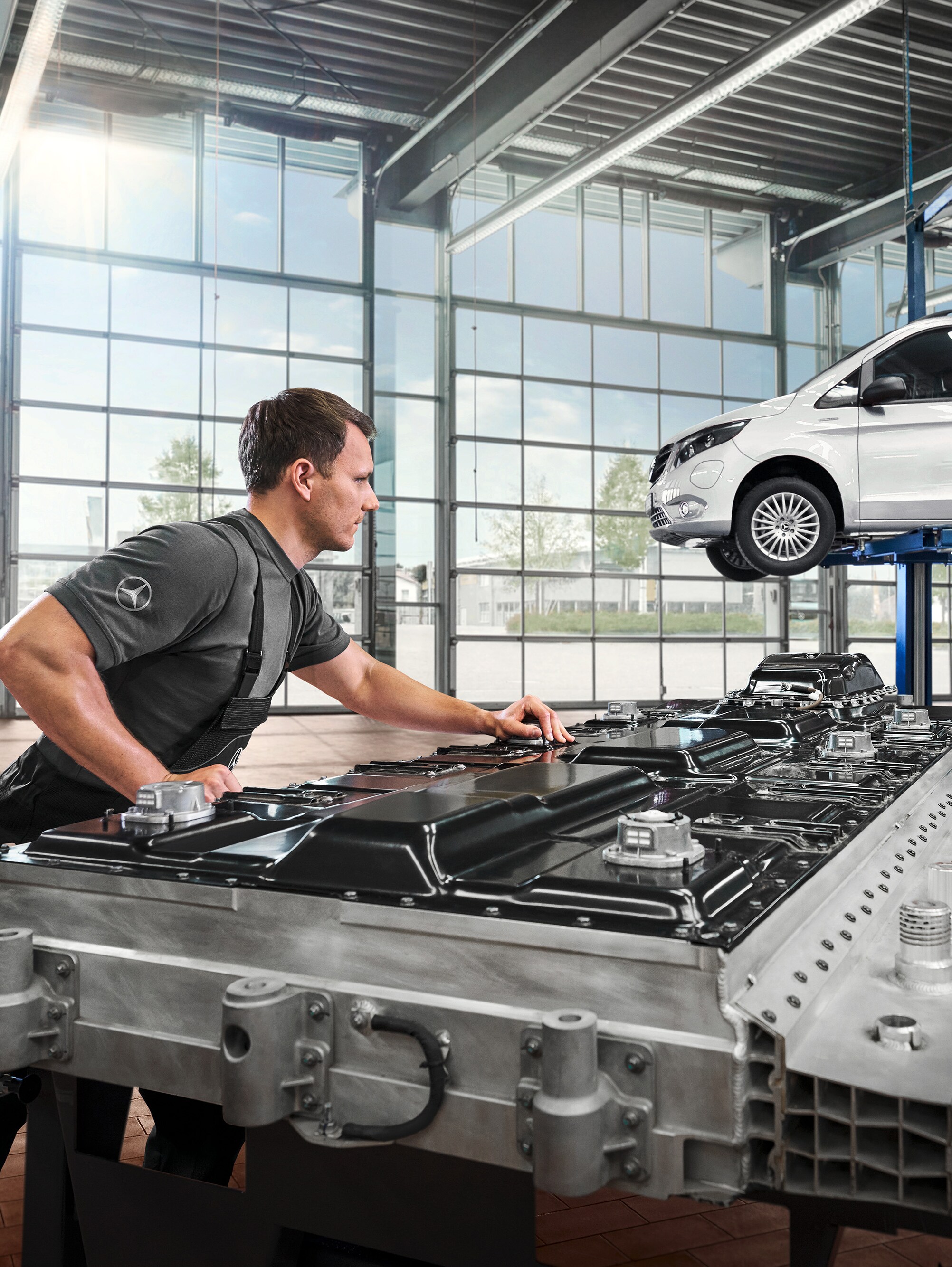 Ein Techniker prüft in der Werkstatt Batteriemodule.