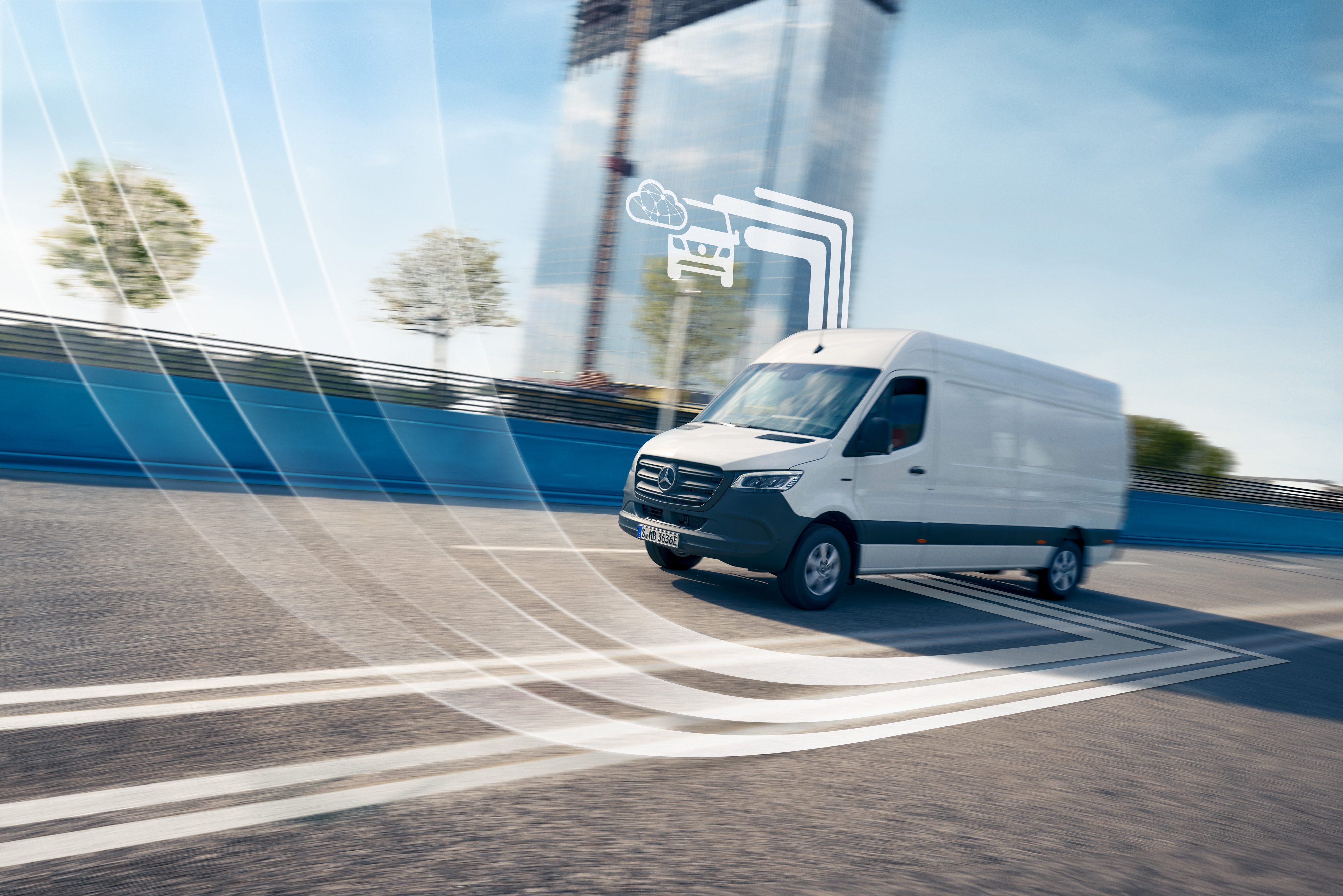 Mercedes-Benz | Transporter Flottendienstleistungen | Digitale Extras Ein digital vernetzter weißer Mercedes-Benz Sprinter Transporter auf der Straße.