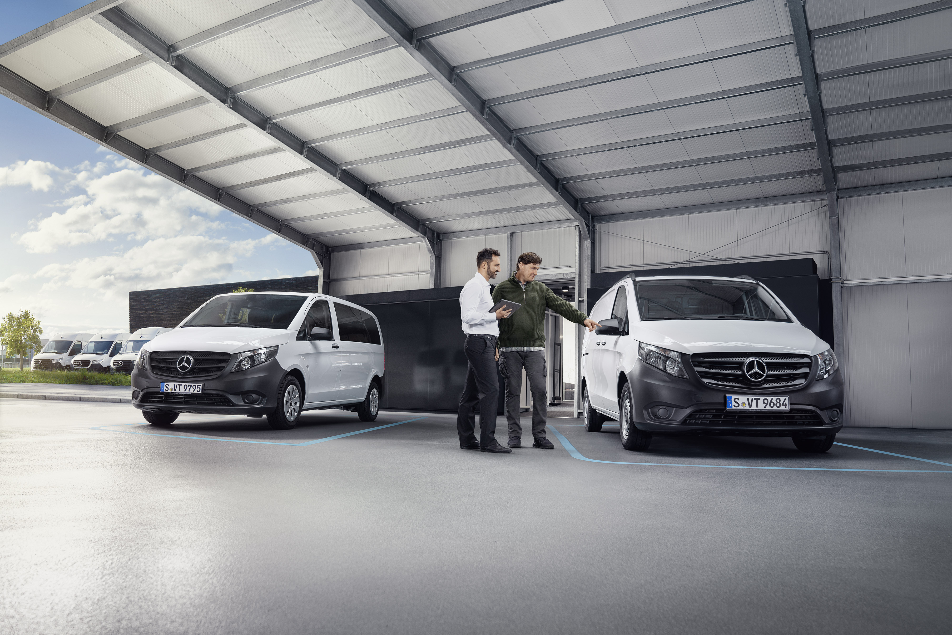 Réparation Mercedes-Benz | Rappel Conseiller Mercedes-Benz et client devant un utilitaire.